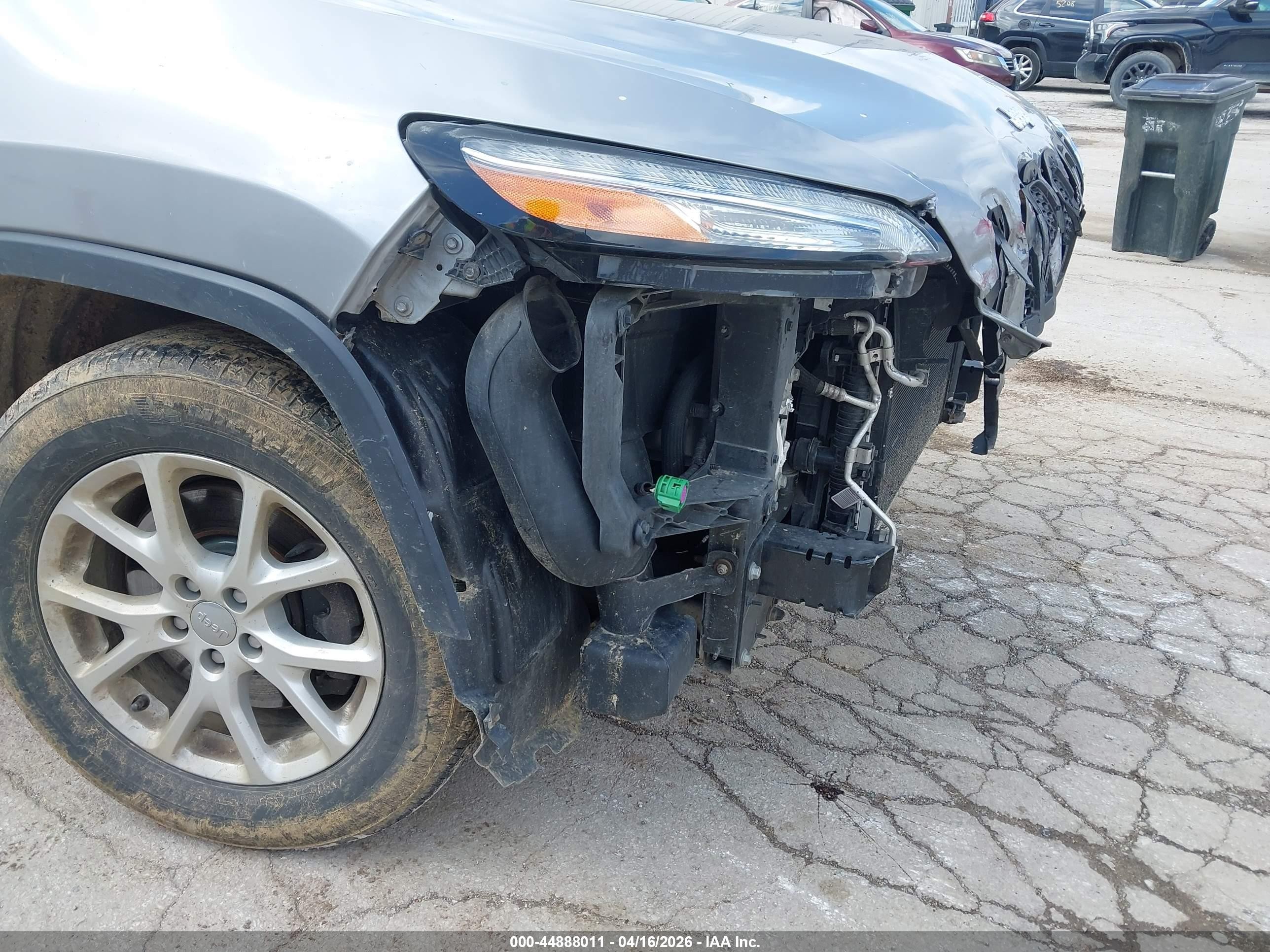 2015 Jeep Cherokee Latitude Серебряный vin: 1C4PJMCS6FW702913