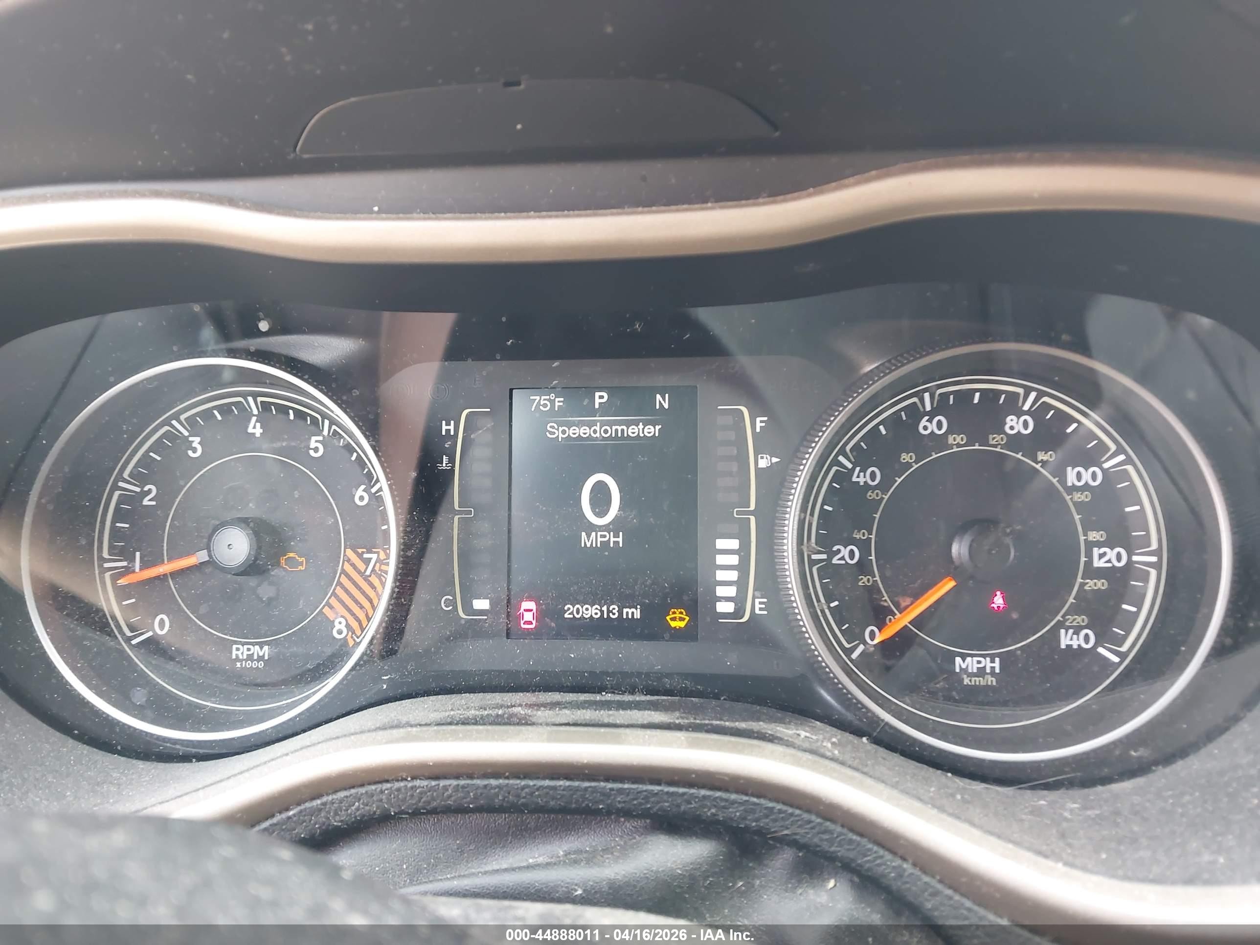 2015 Jeep Cherokee Latitude Серебряный vin: 1C4PJMCS6FW702913