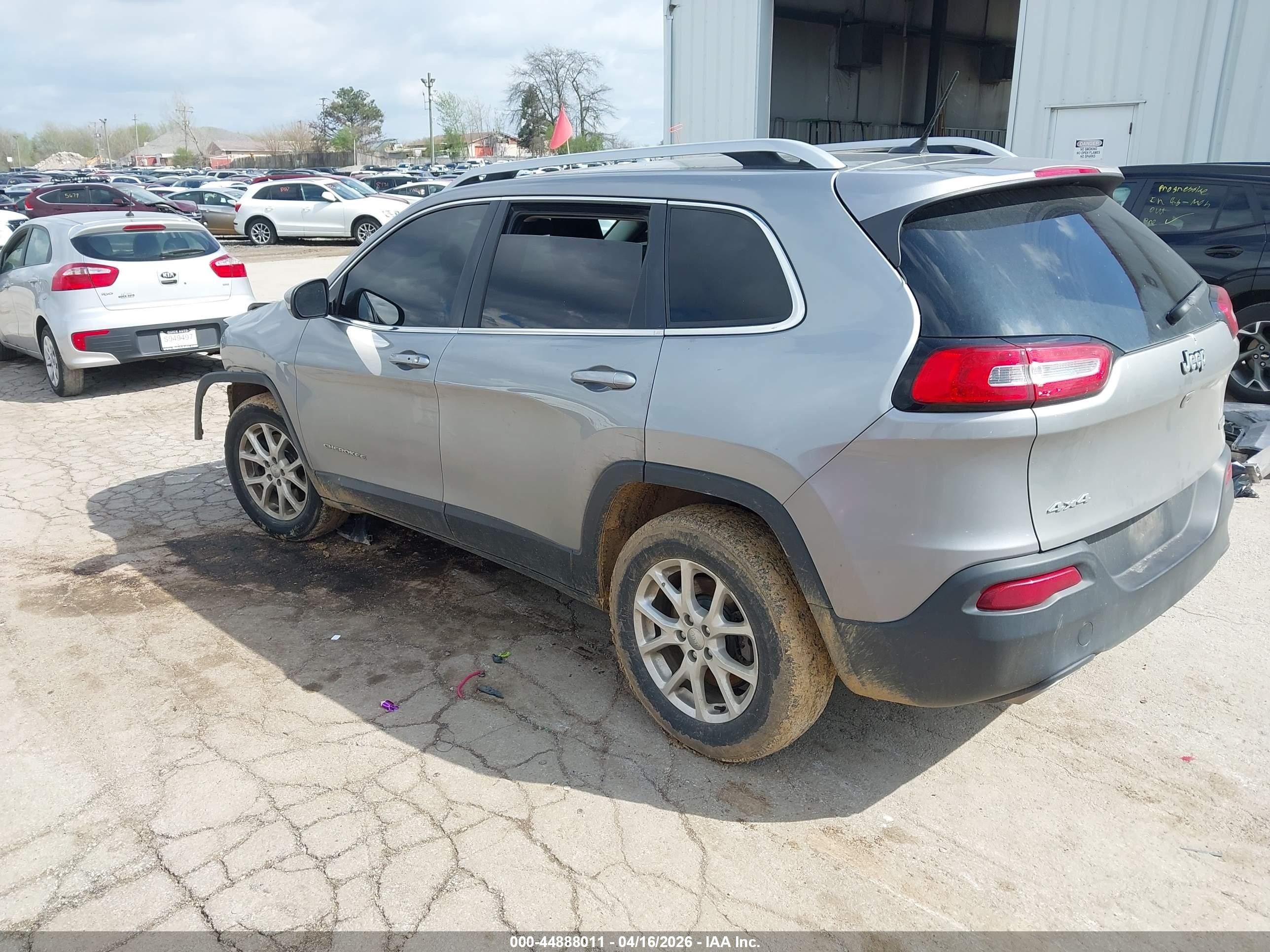 2015 Jeep Cherokee Latitude Серебряный vin: 1C4PJMCS6FW702913