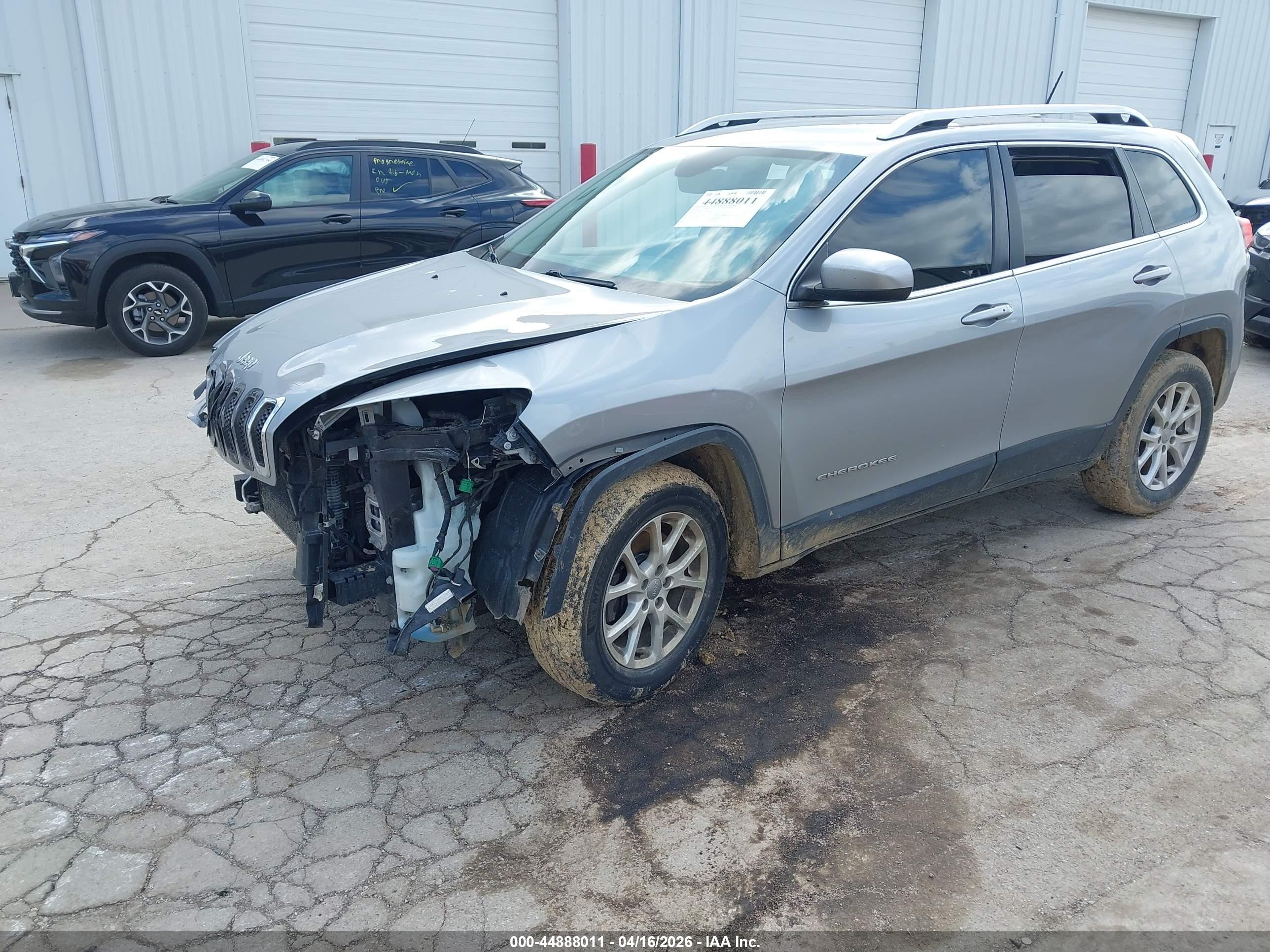 2015 Jeep Cherokee Latitude Серебряный vin: 1C4PJMCS6FW702913