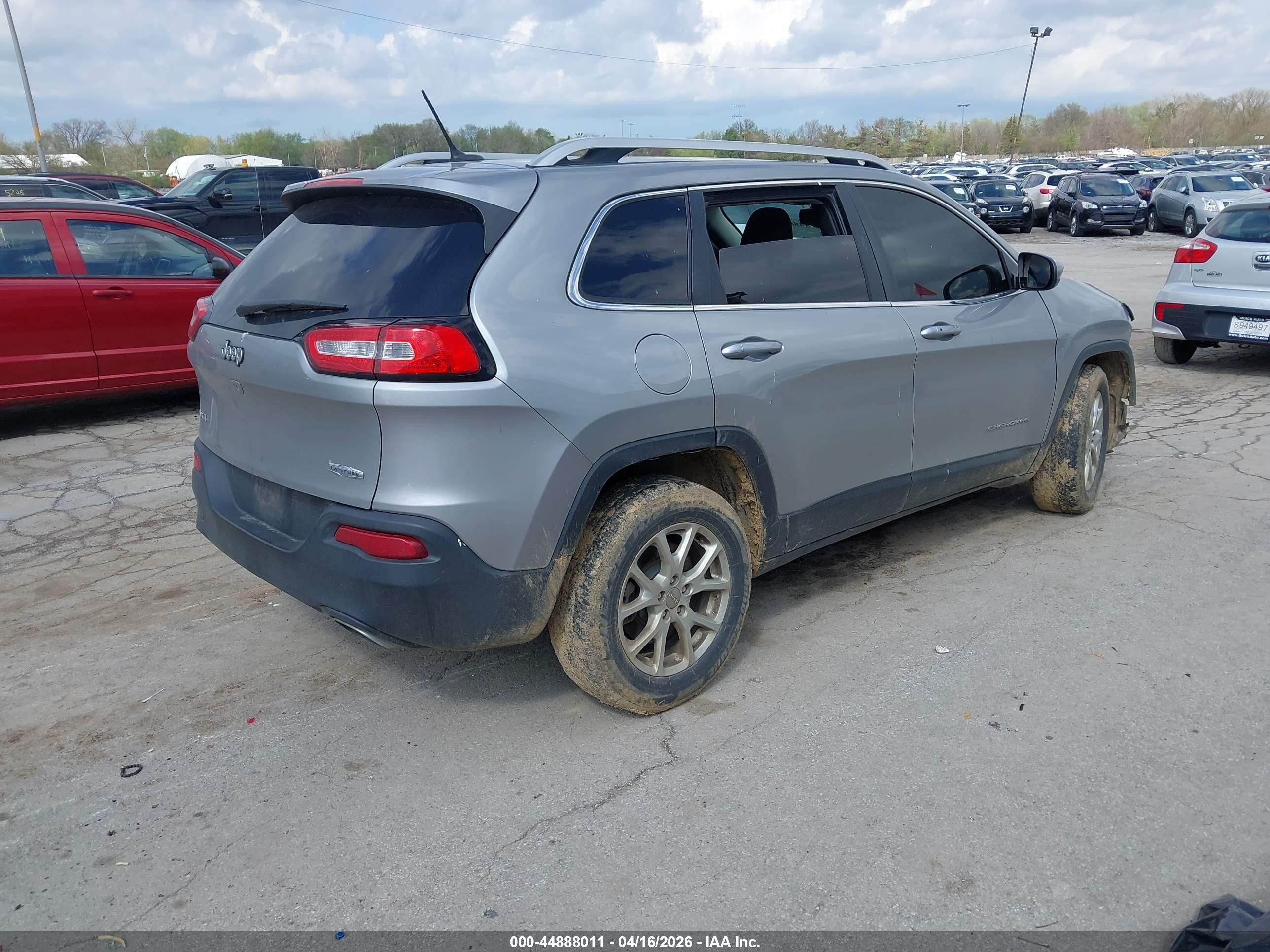 2015 Jeep Cherokee Latitude Серебряный vin: 1C4PJMCS6FW702913