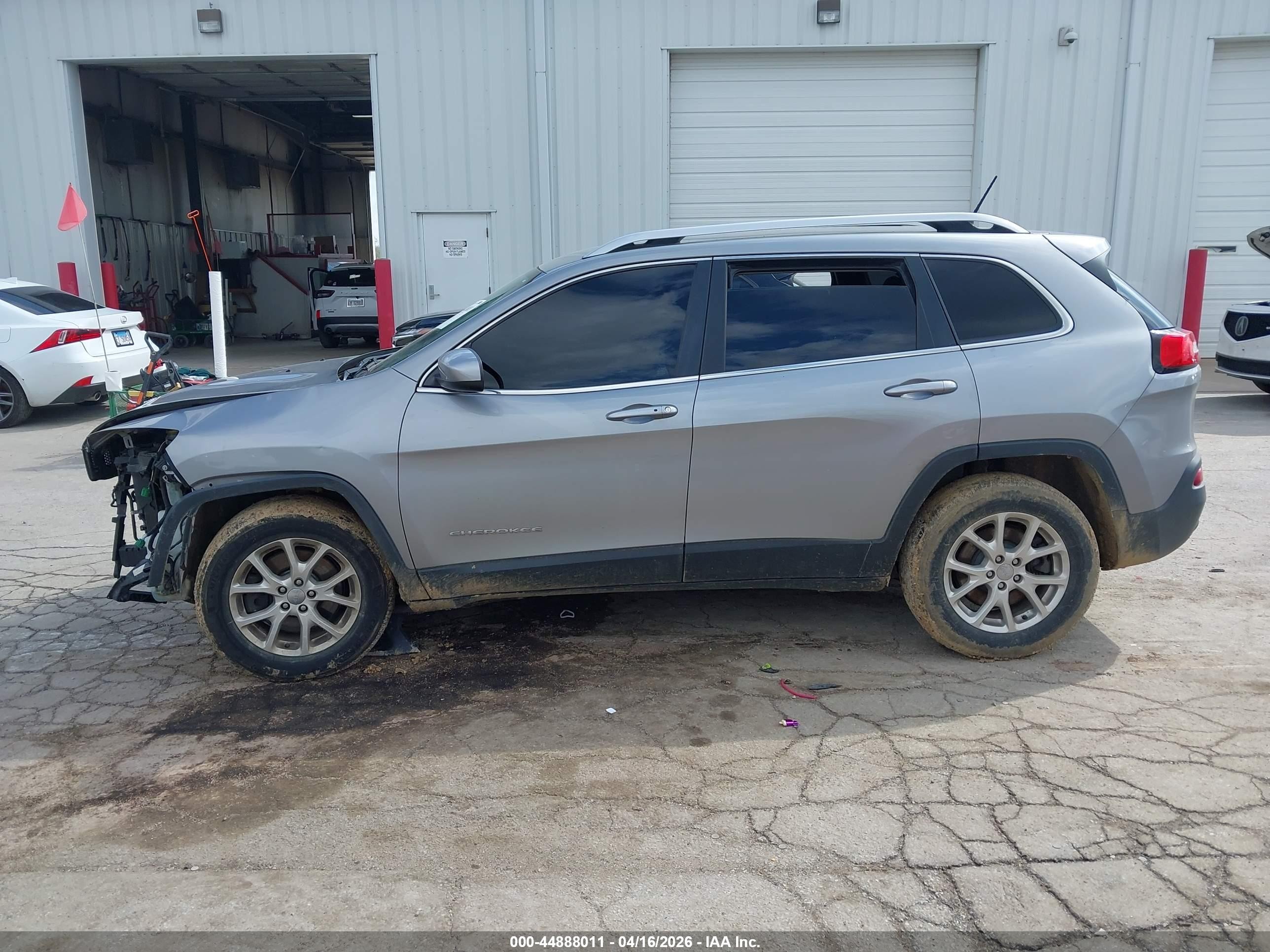 2015 Jeep Cherokee Latitude Серебряный vin: 1C4PJMCS6FW702913