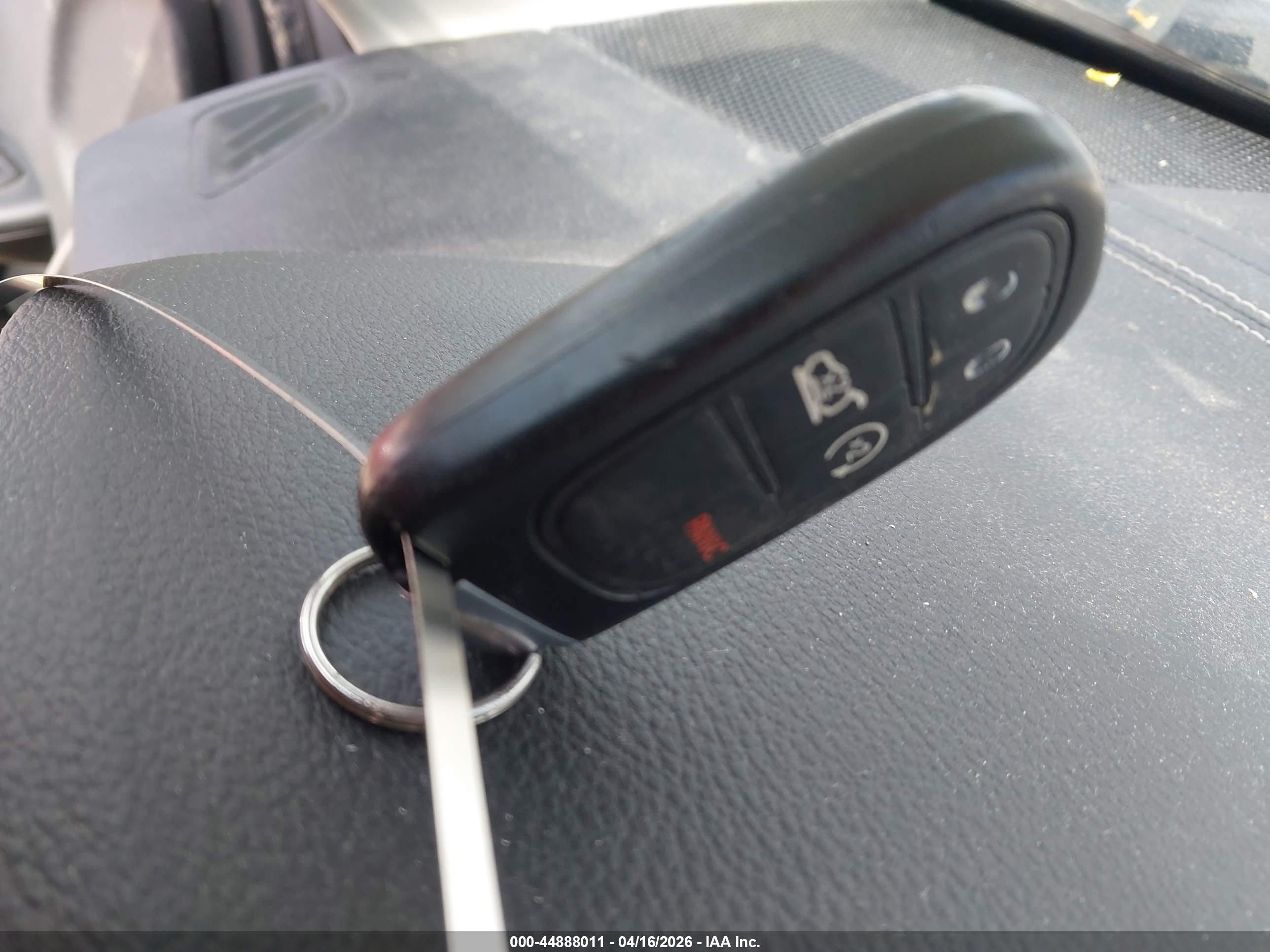 2015 Jeep Cherokee Latitude Серебряный vin: 1C4PJMCS6FW702913