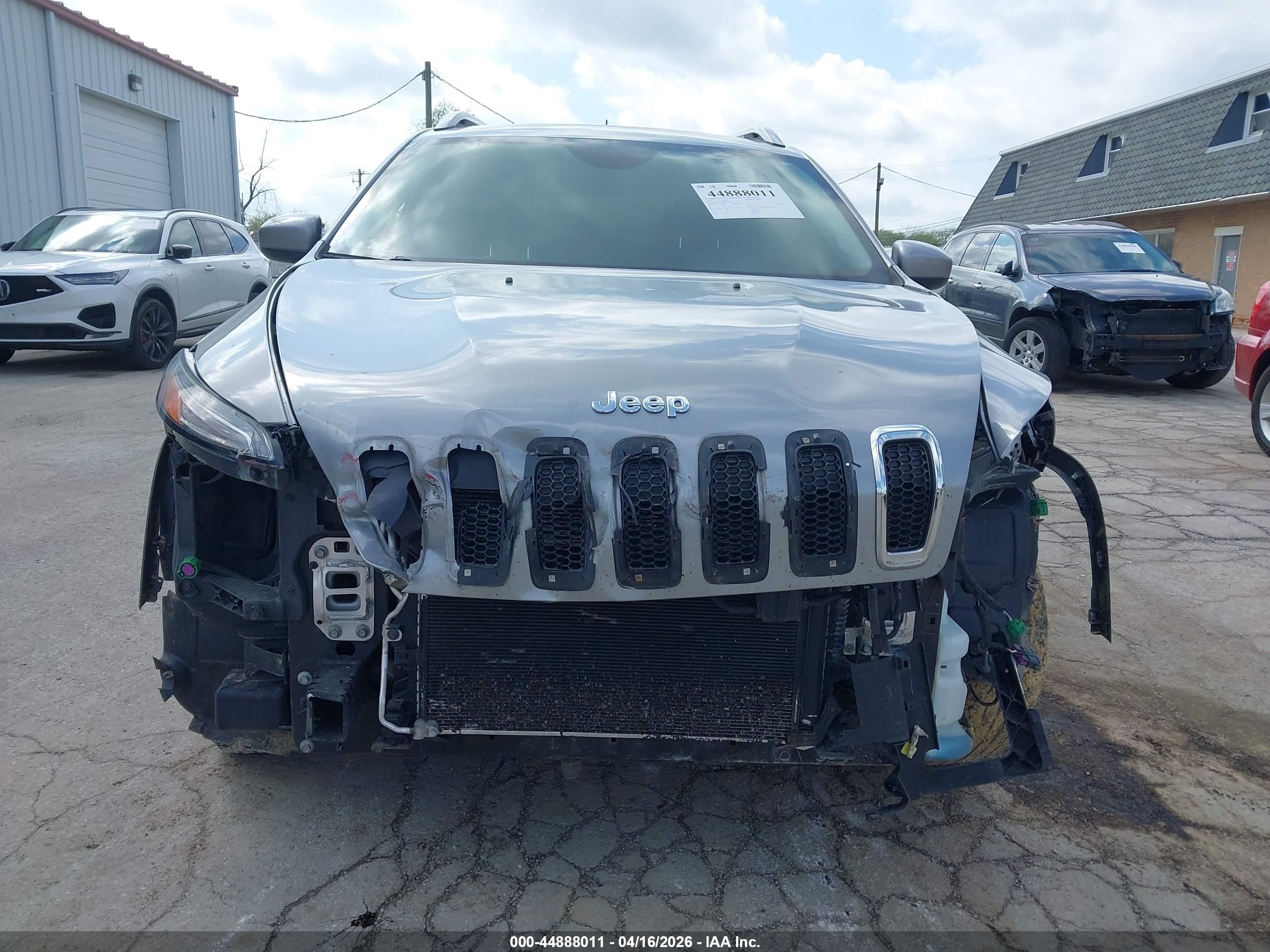 2015 Jeep Cherokee Latitude Серебряный vin: 1C4PJMCS6FW702913