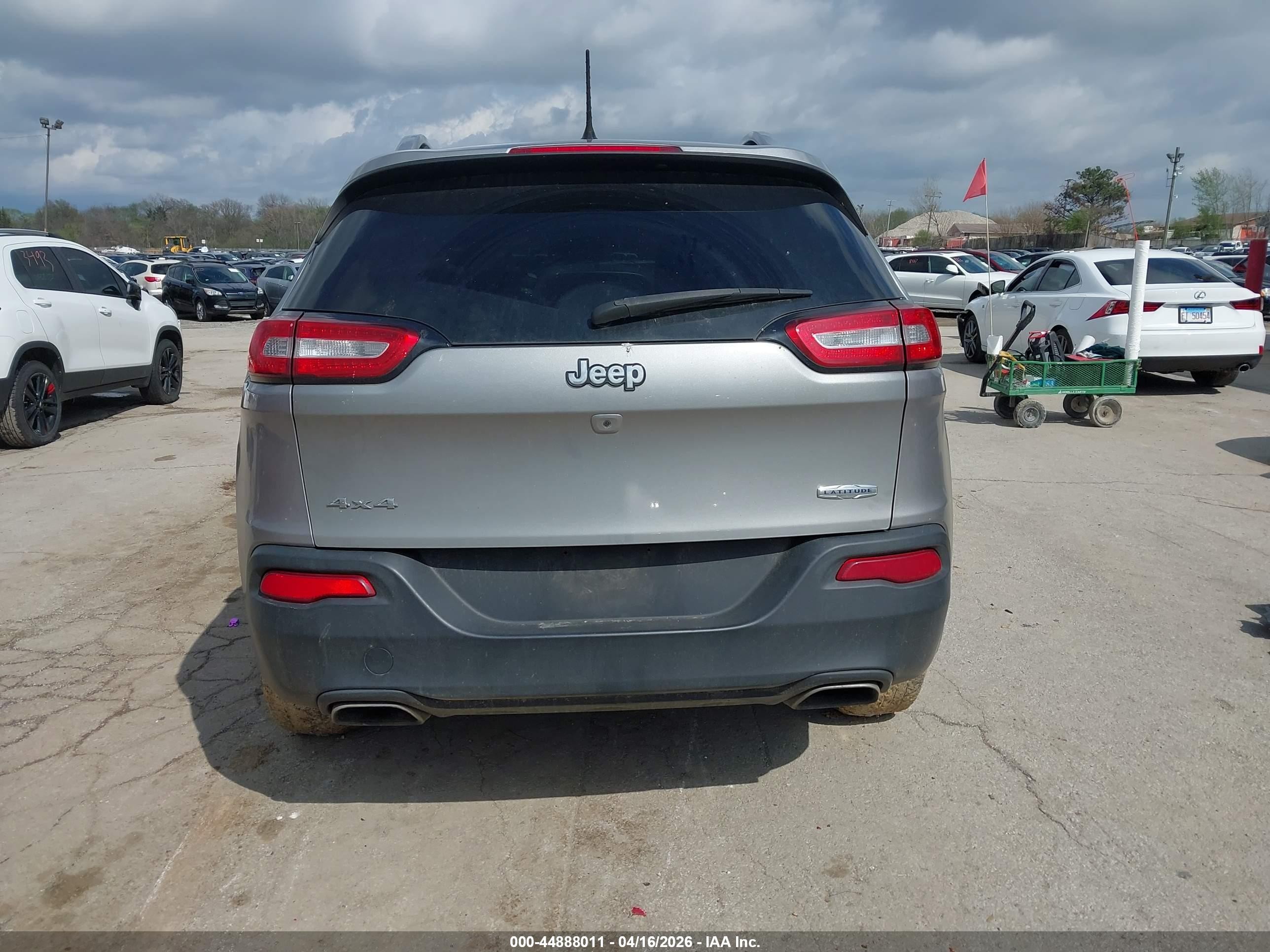2015 Jeep Cherokee Latitude Серебряный vin: 1C4PJMCS6FW702913