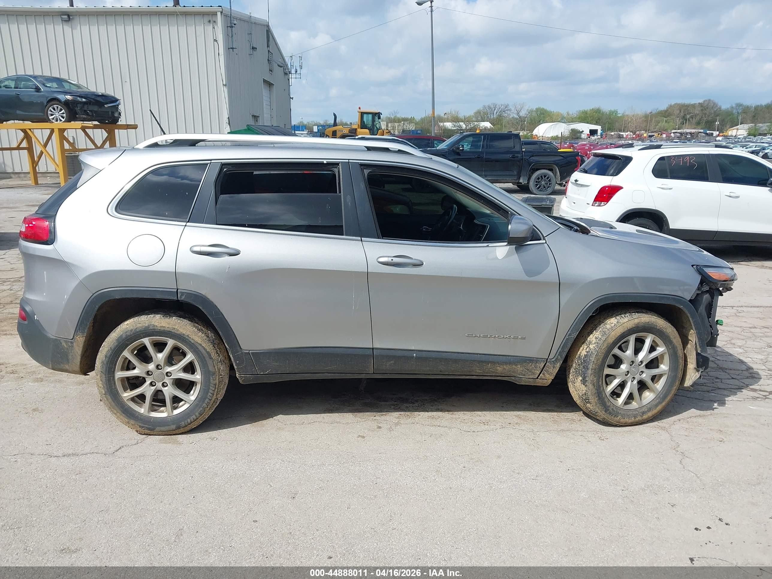 2015 Jeep Cherokee Latitude Серебряный vin: 1C4PJMCS6FW702913