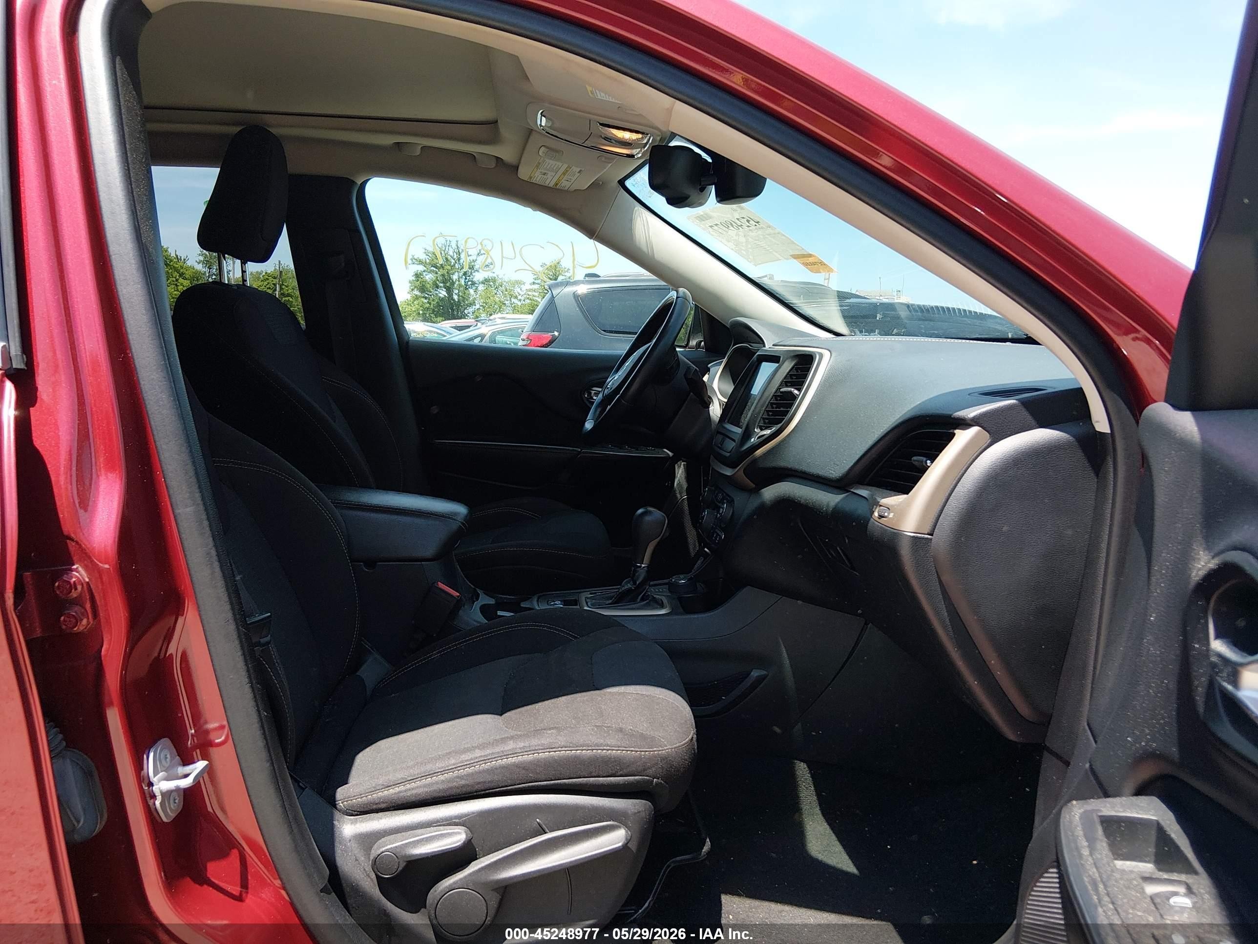 2015 Jeep Cherokee Latitude Red vin: 1C4PJMCS6FW725981