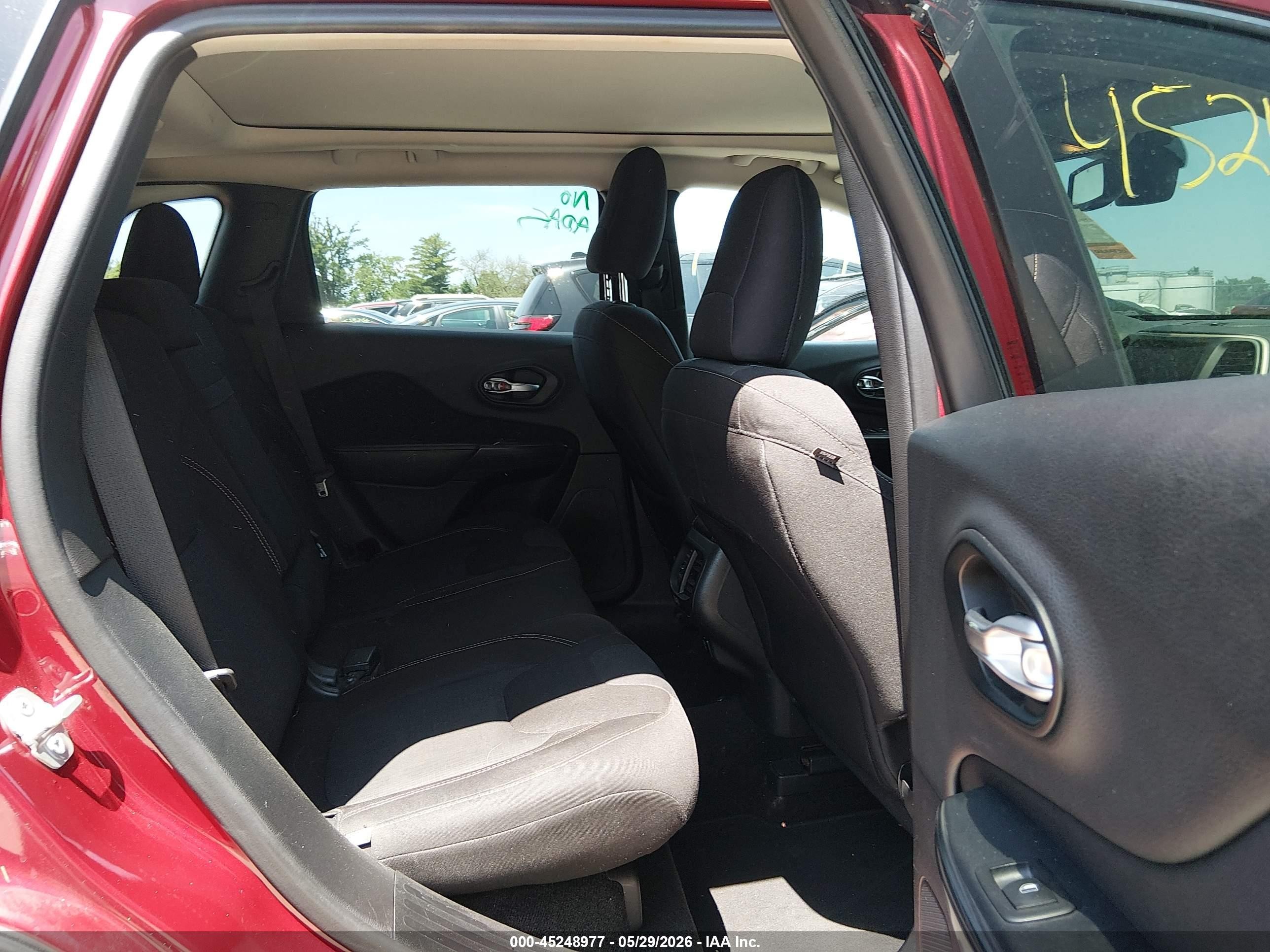2015 Jeep Cherokee Latitude Red vin: 1C4PJMCS6FW725981