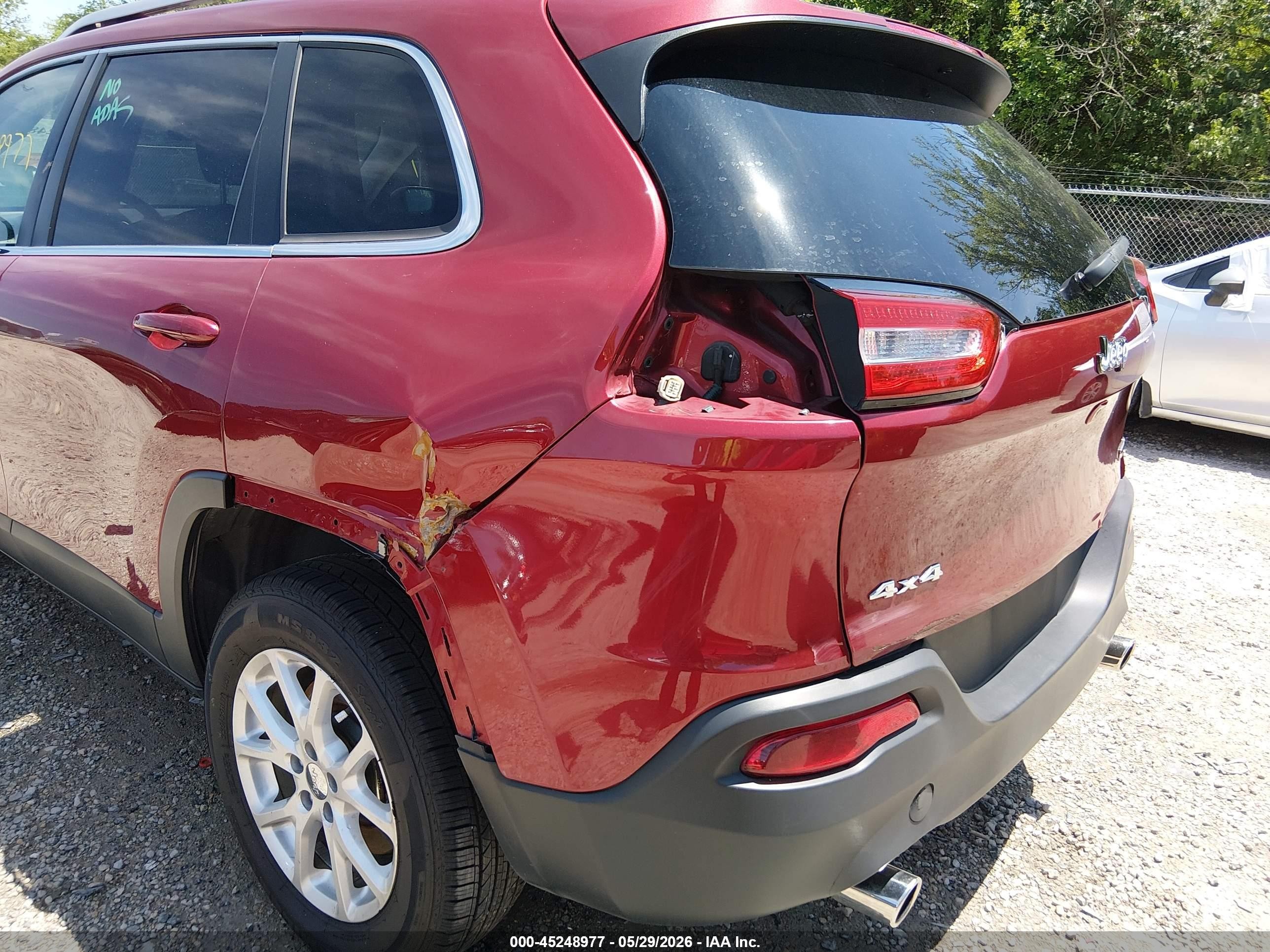 2015 Jeep Cherokee Latitude Red vin: 1C4PJMCS6FW725981