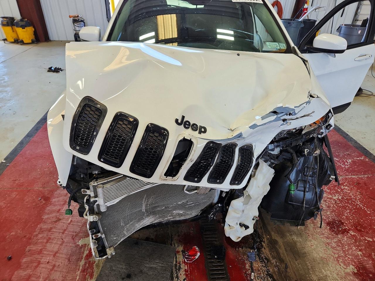 2015 Jeep Cherokee Latitude White vin: 1C4PJMCS6FW792676