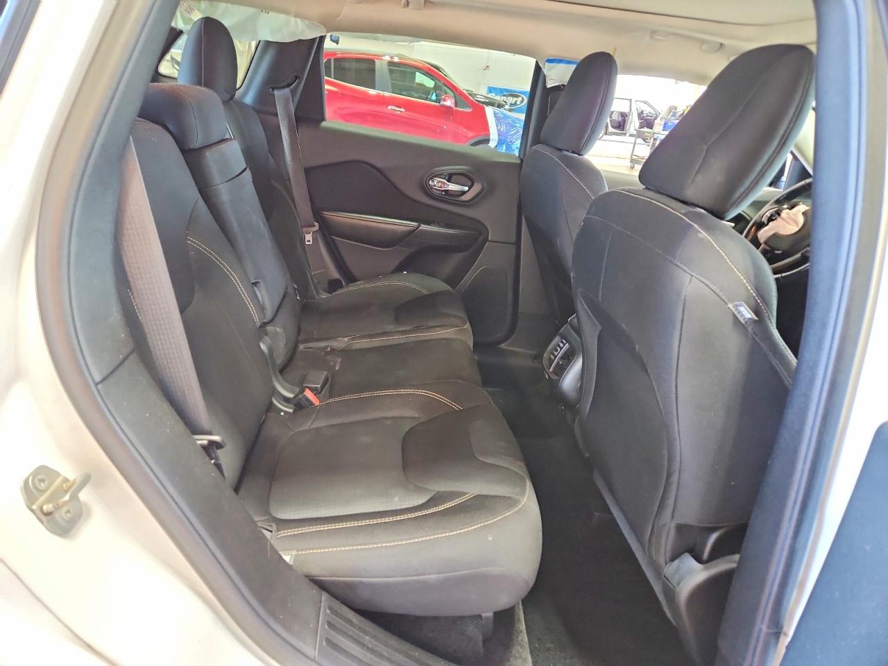 2015 Jeep Cherokee Latitude White vin: 1C4PJMCS6FW792676