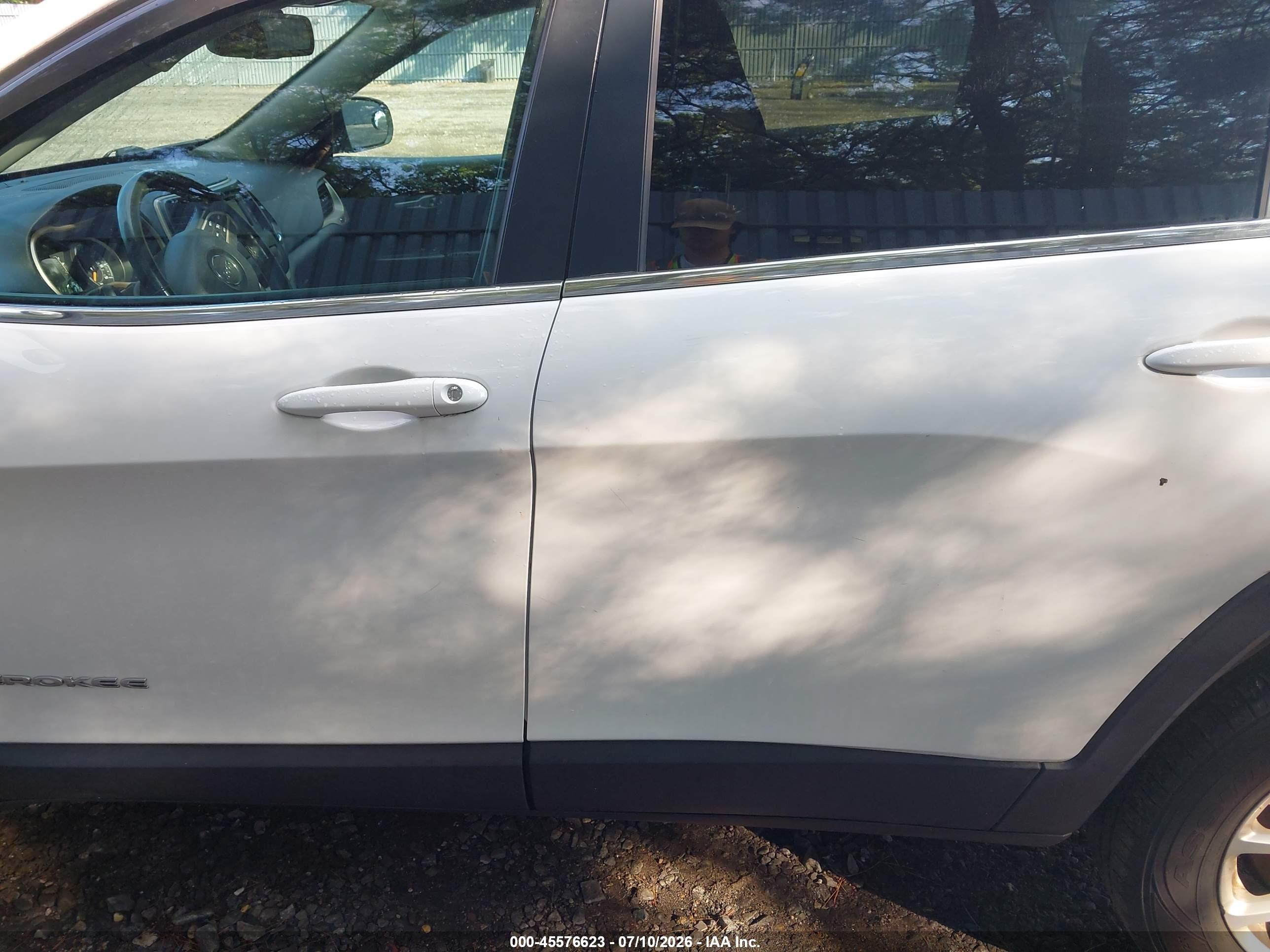 2015 Jeep Cherokee Latitude White vin: 1C4PJMCS7FW504437