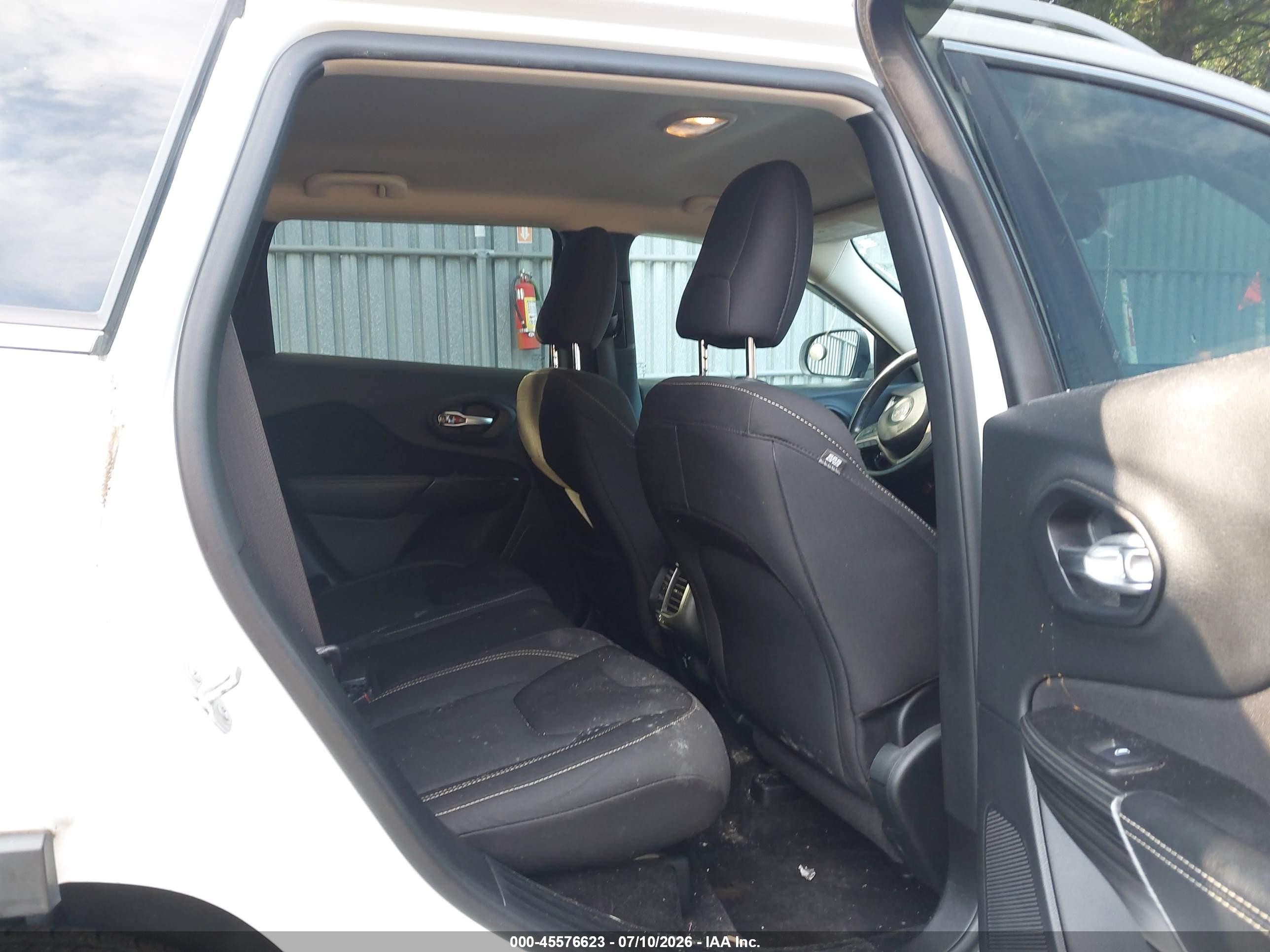 2015 Jeep Cherokee Latitude White vin: 1C4PJMCS7FW504437