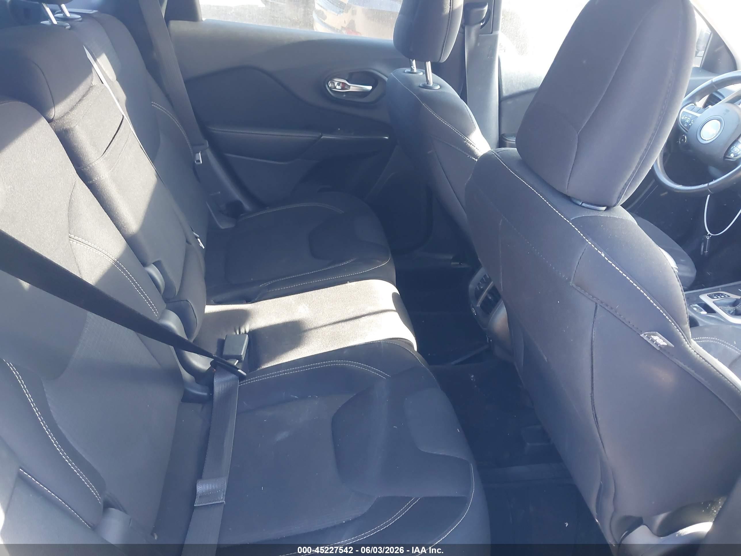 2015 Jeep Cherokee Latitude Black vin: 1C4PJMCS7FW551306