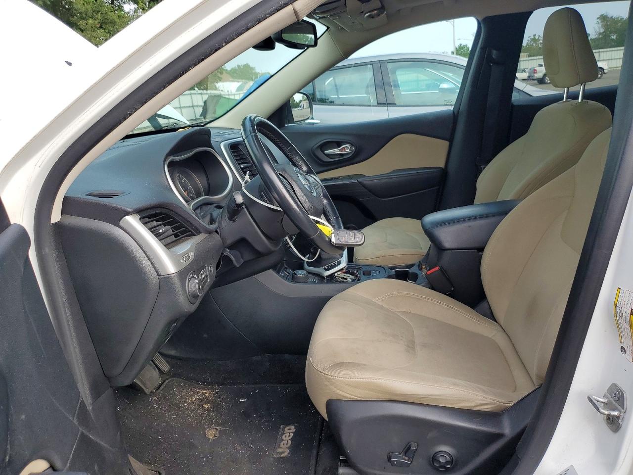2015 Jeep Cherokee Latitude White vin: 1C4PJMCS7FW642012
