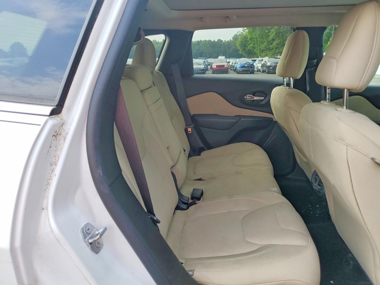 2015 Jeep Cherokee Latitude White vin: 1C4PJMCS7FW642012