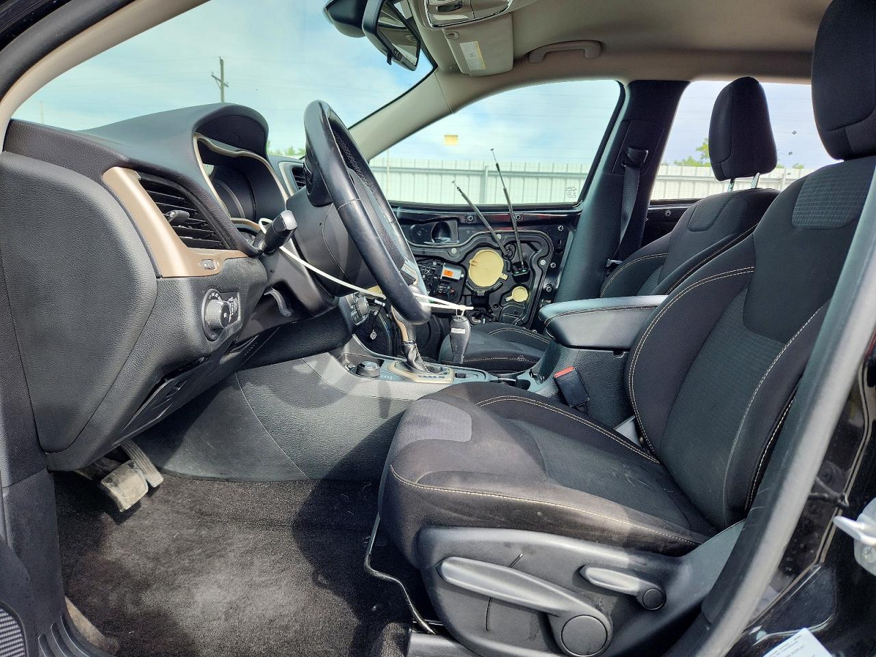 2015 Jeep Cherokee Latitude Black vin: 1C4PJMCS7FW659649