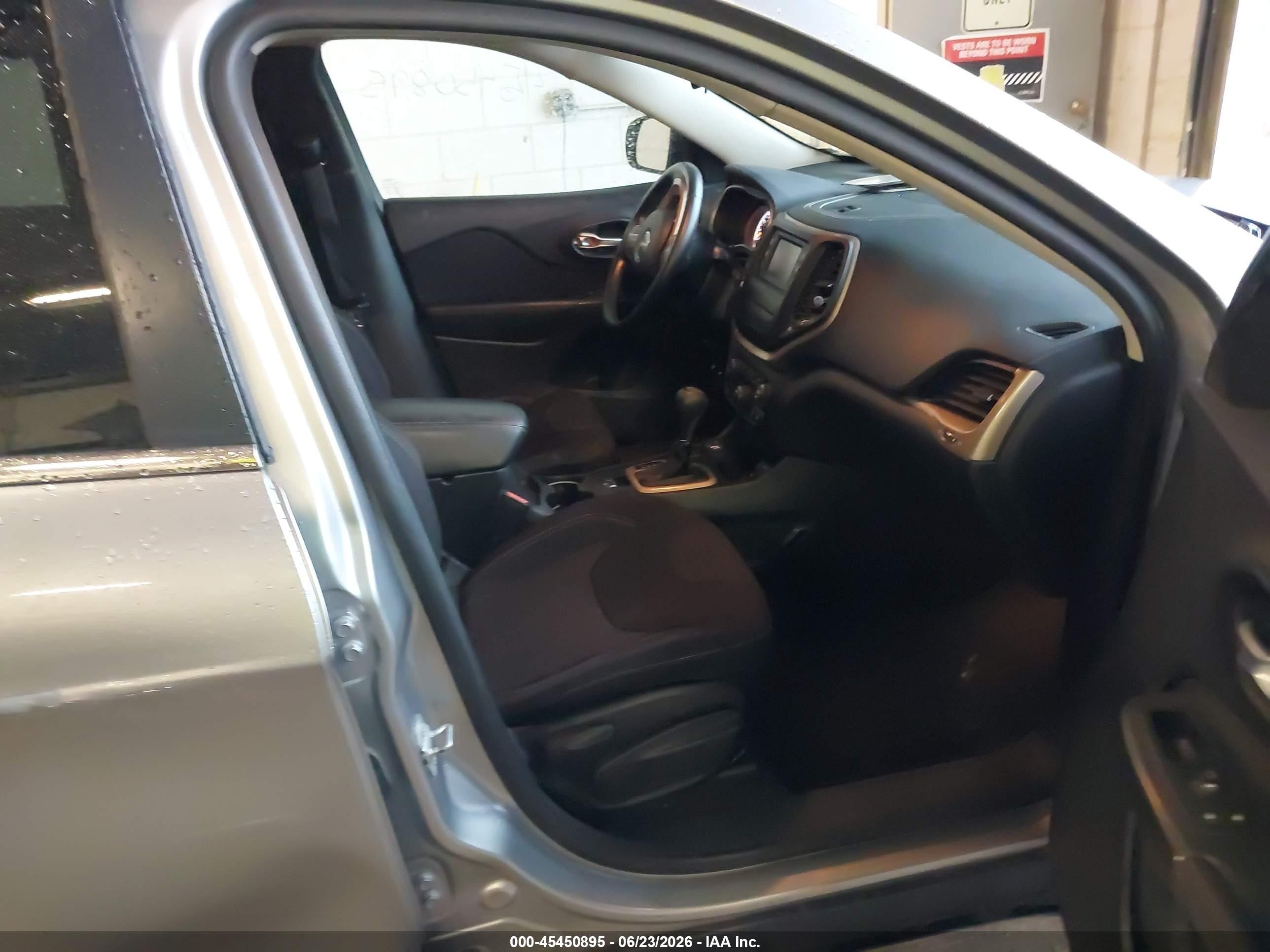 2015 Jeep Cherokee Latitude Gray vin: 1C4PJMCS7FW679724