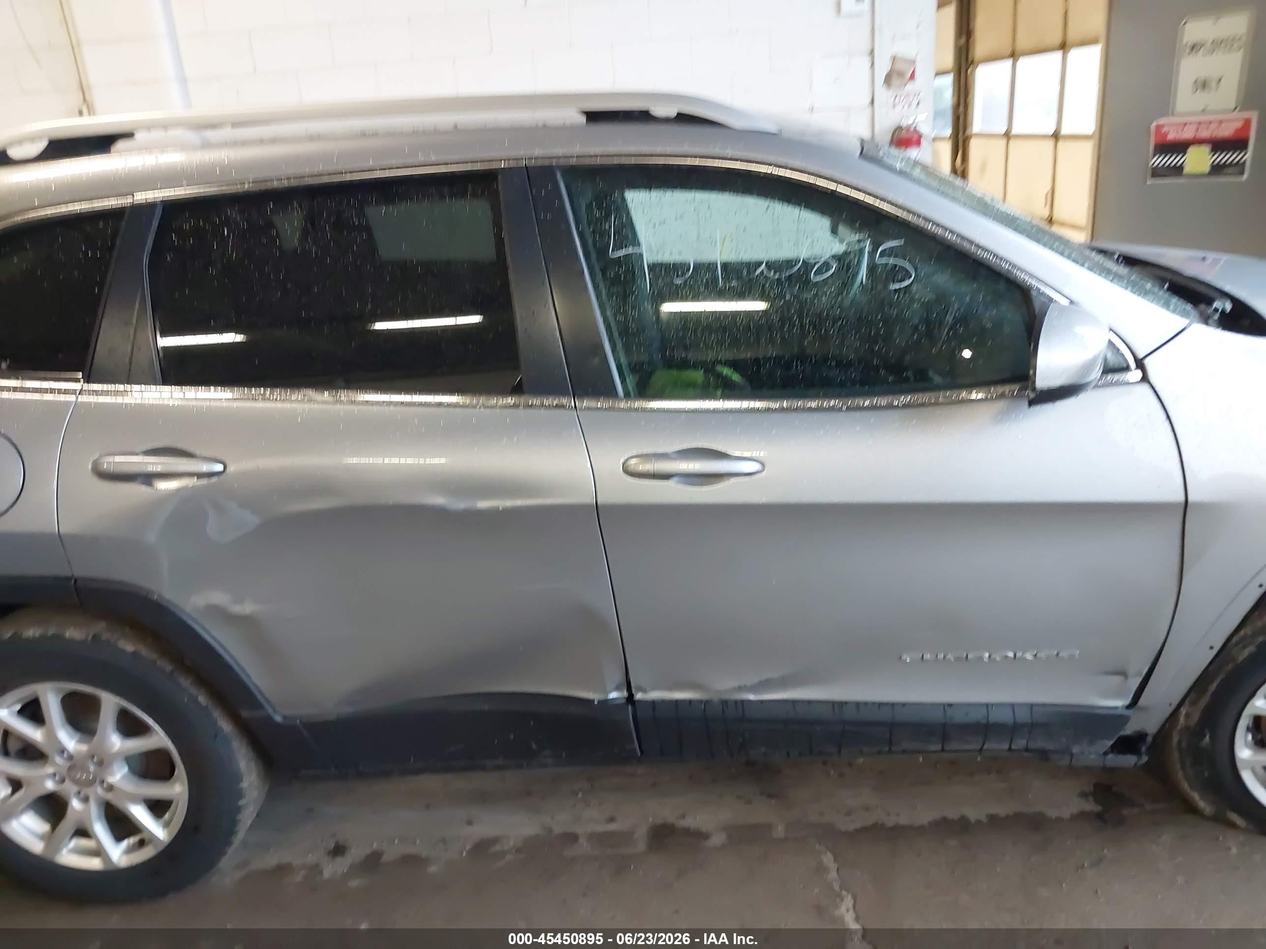 2015 Jeep Cherokee Latitude Gray vin: 1C4PJMCS7FW679724