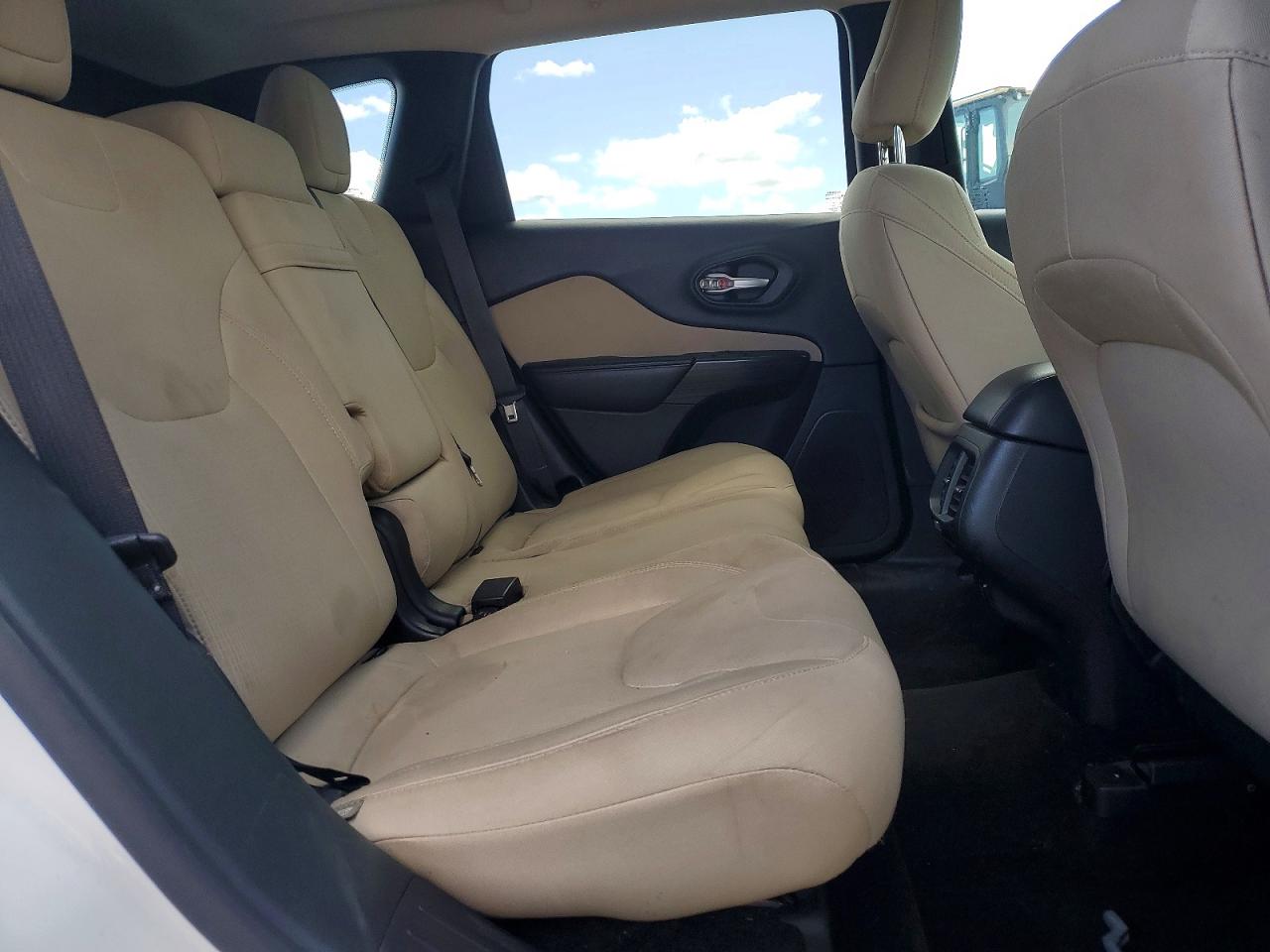 2015 Jeep Cherokee Latitude Белый vin: 1C4PJMCS7FW725858