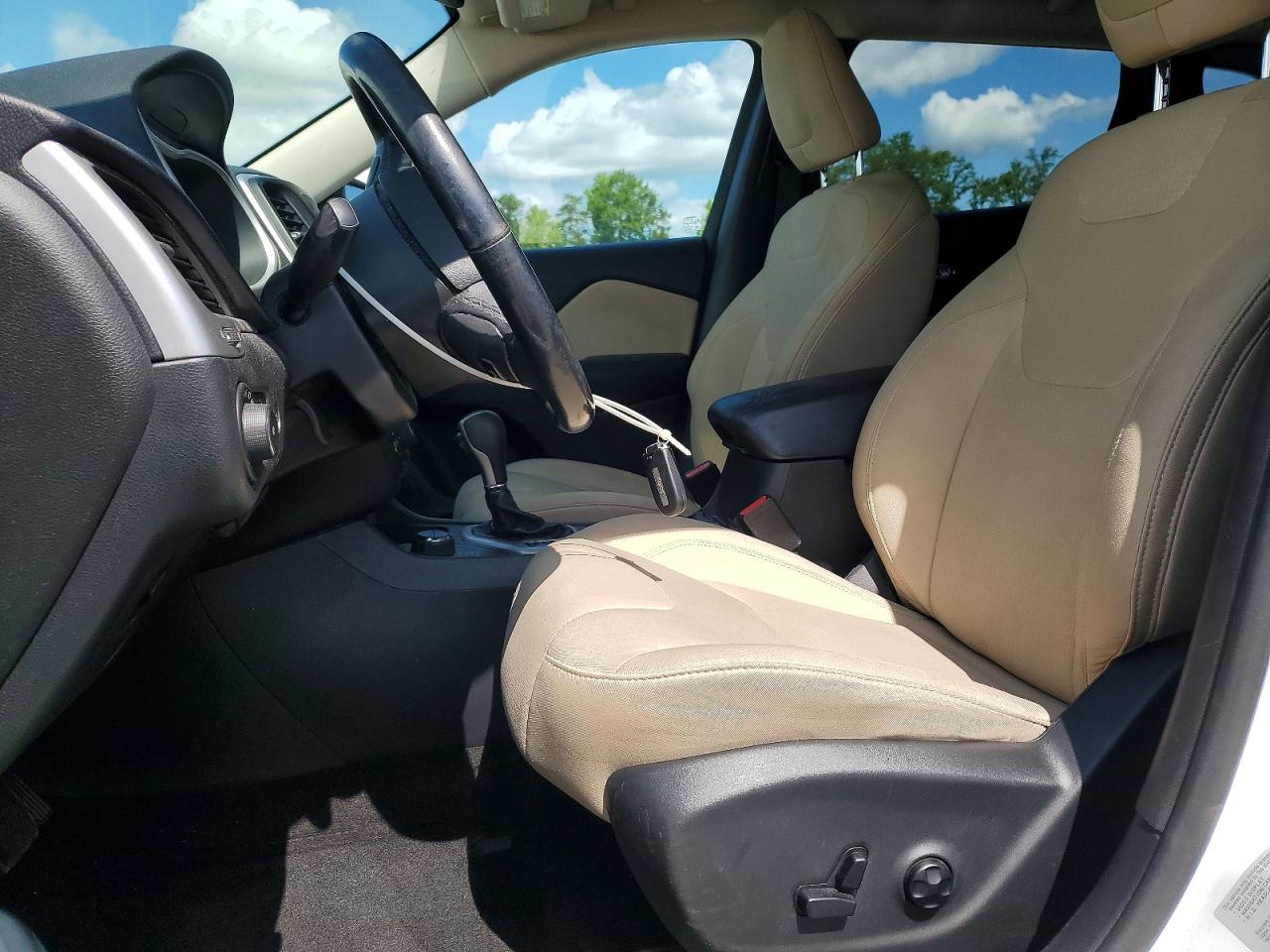 2015 Jeep Cherokee Latitude Белый vin: 1C4PJMCS7FW725858