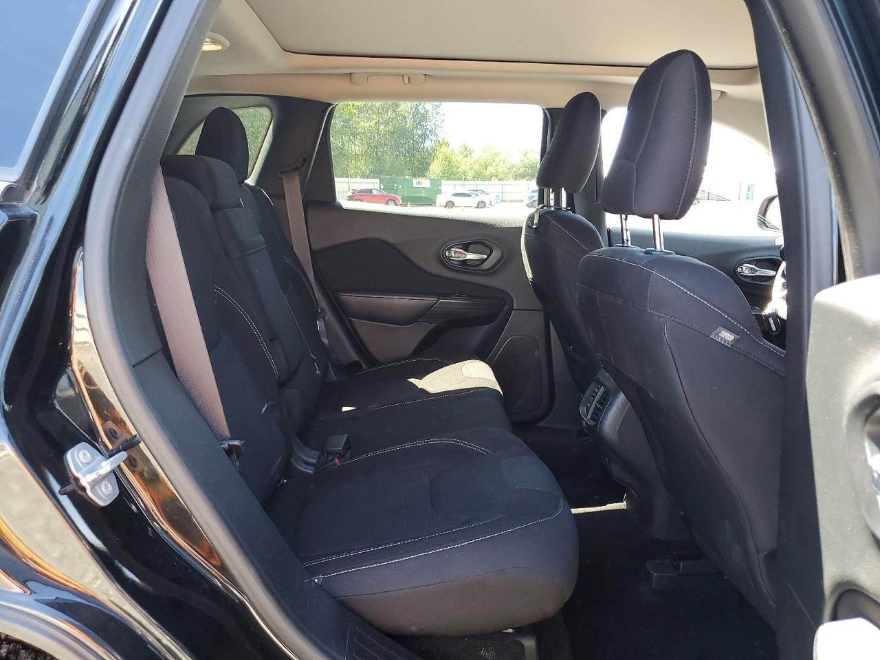 2015 Jeep Cherokee Latitude Black vin: 1C4PJMCS7FW768399