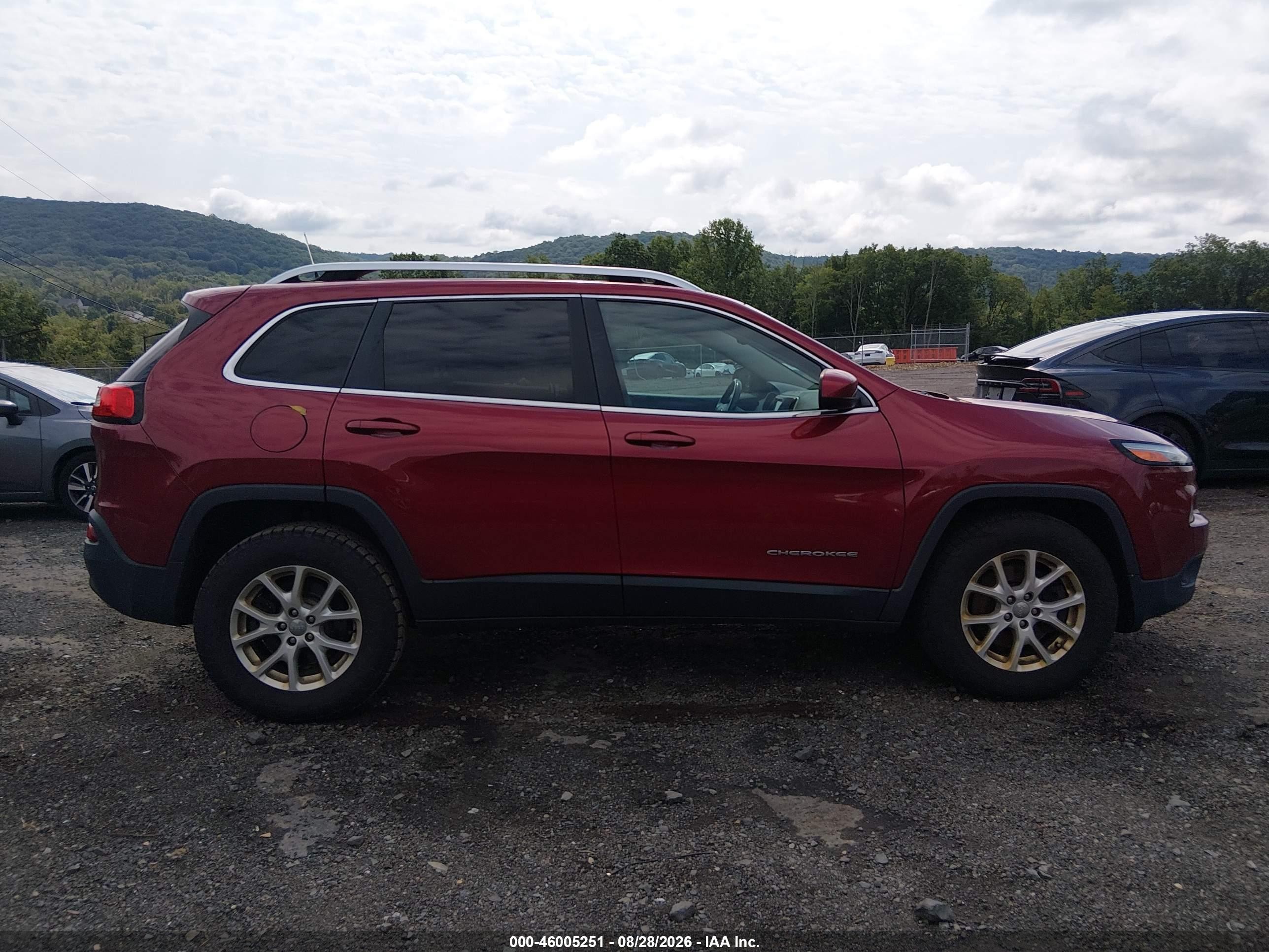 2016 Jeep Cherokee Latitude Red vin: 1C4PJMCS7GW182710