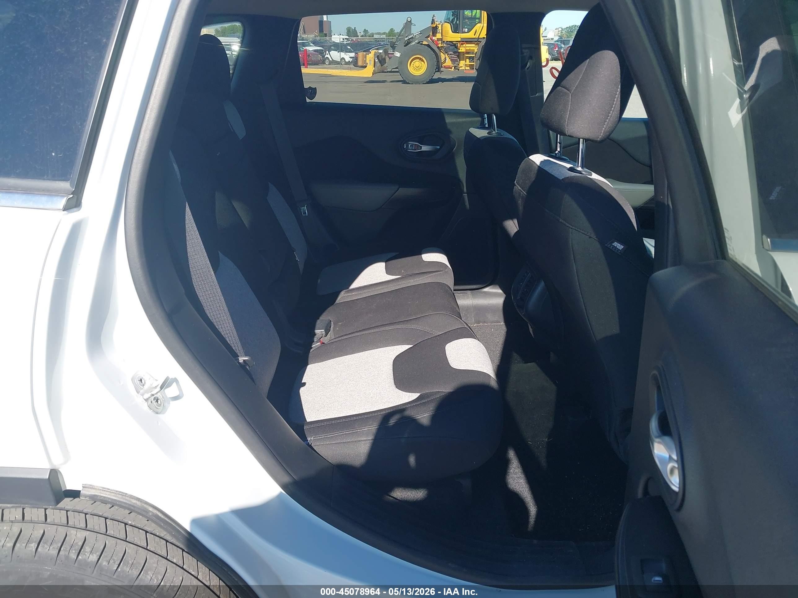 2014 Jeep Cherokee Latitude White vin: 1C4PJMCS8EW177481