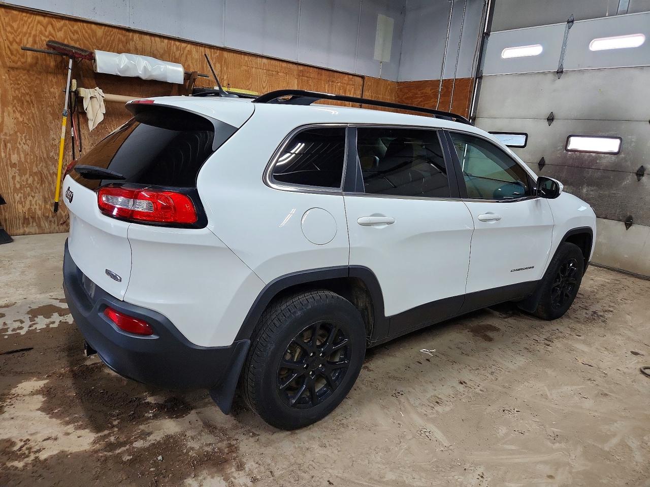 2014 Jeep Cherokee Latitude White vin: 1C4PJMCS8EW184110