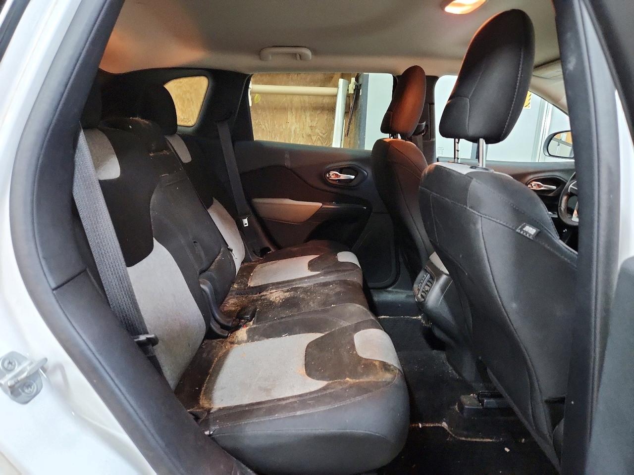 2014 Jeep Cherokee Latitude White vin: 1C4PJMCS8EW184110