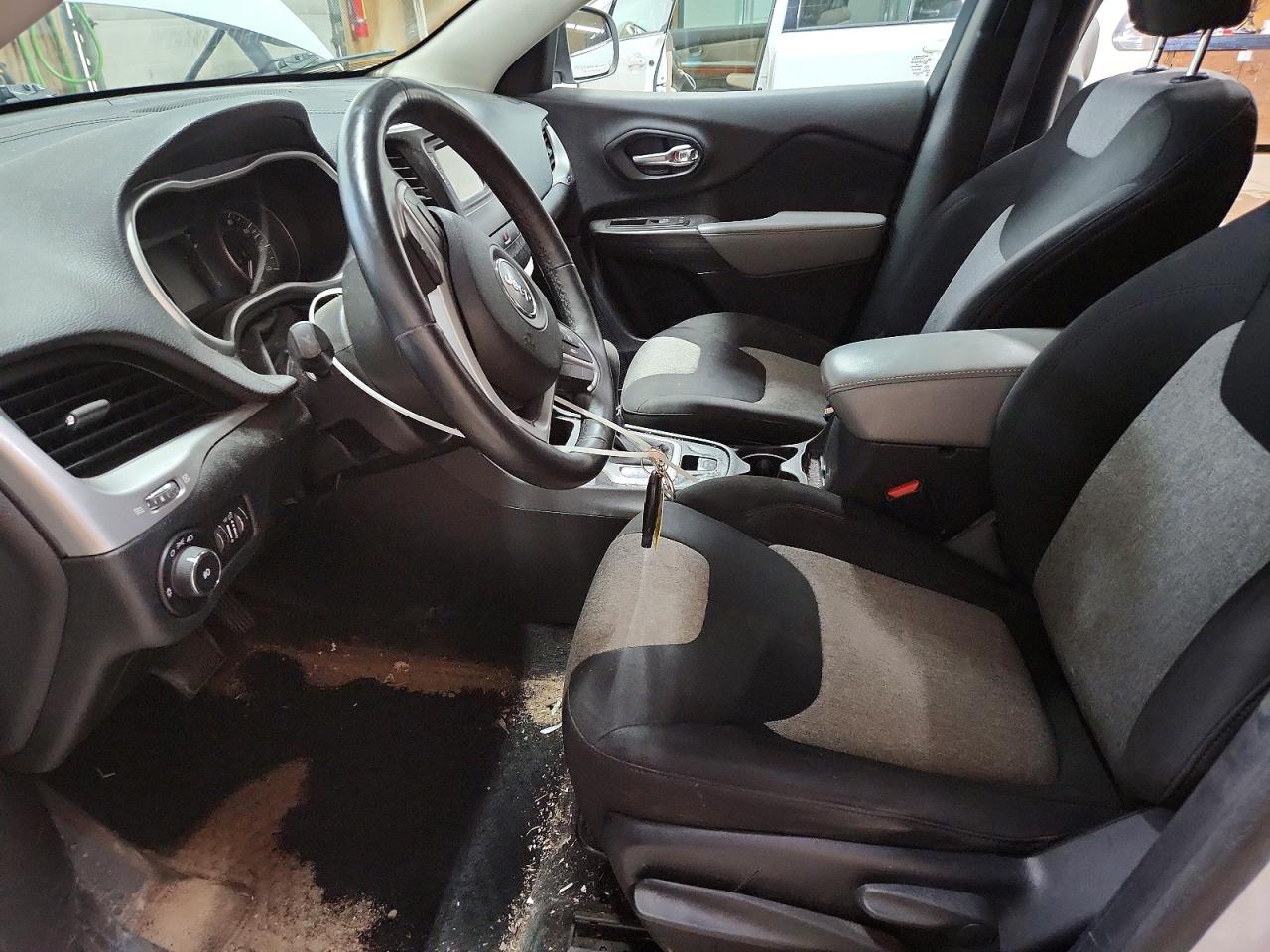 2014 Jeep Cherokee Latitude White vin: 1C4PJMCS8EW184110