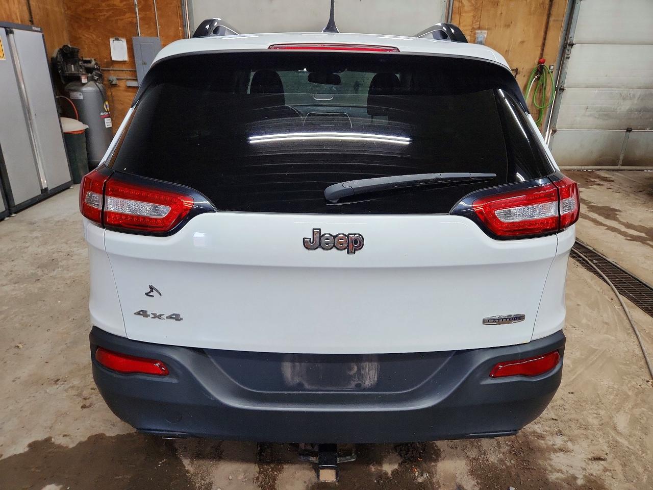 2014 Jeep Cherokee Latitude White vin: 1C4PJMCS8EW184110