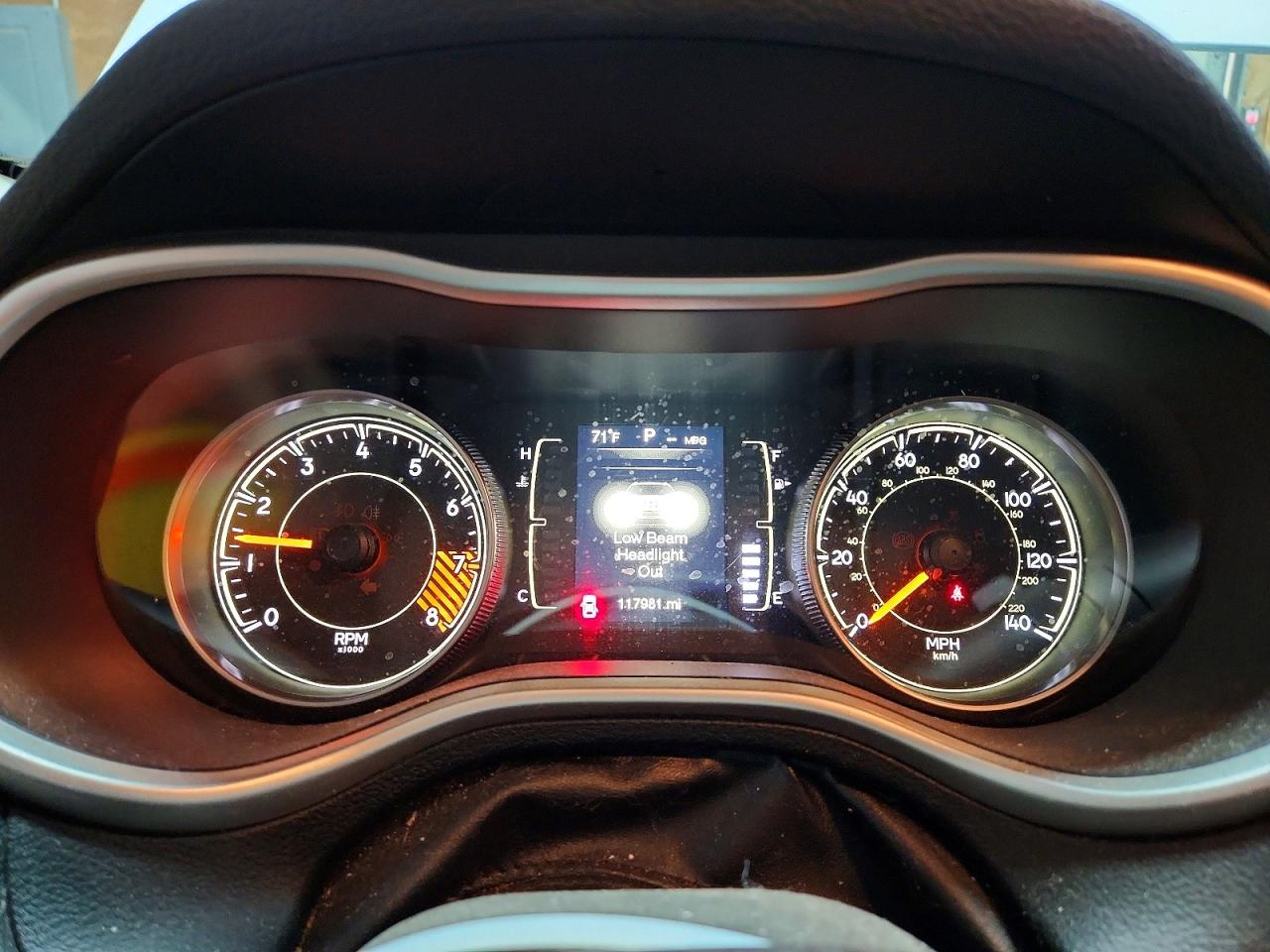 2014 Jeep Cherokee Latitude White vin: 1C4PJMCS8EW184110