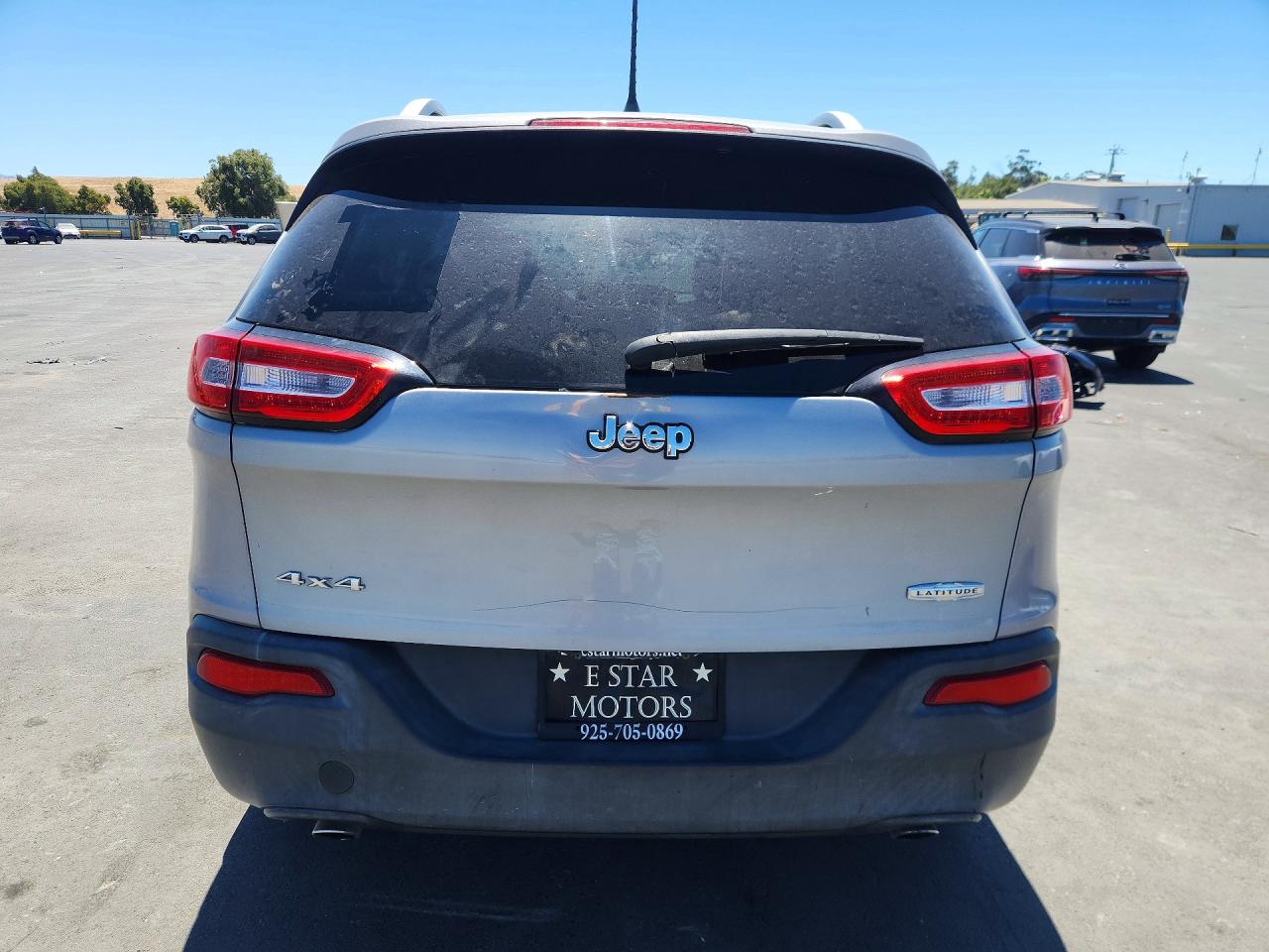 2014 Jeep Cherokee Latitude Silver vin: 1C4PJMCS8EW315424