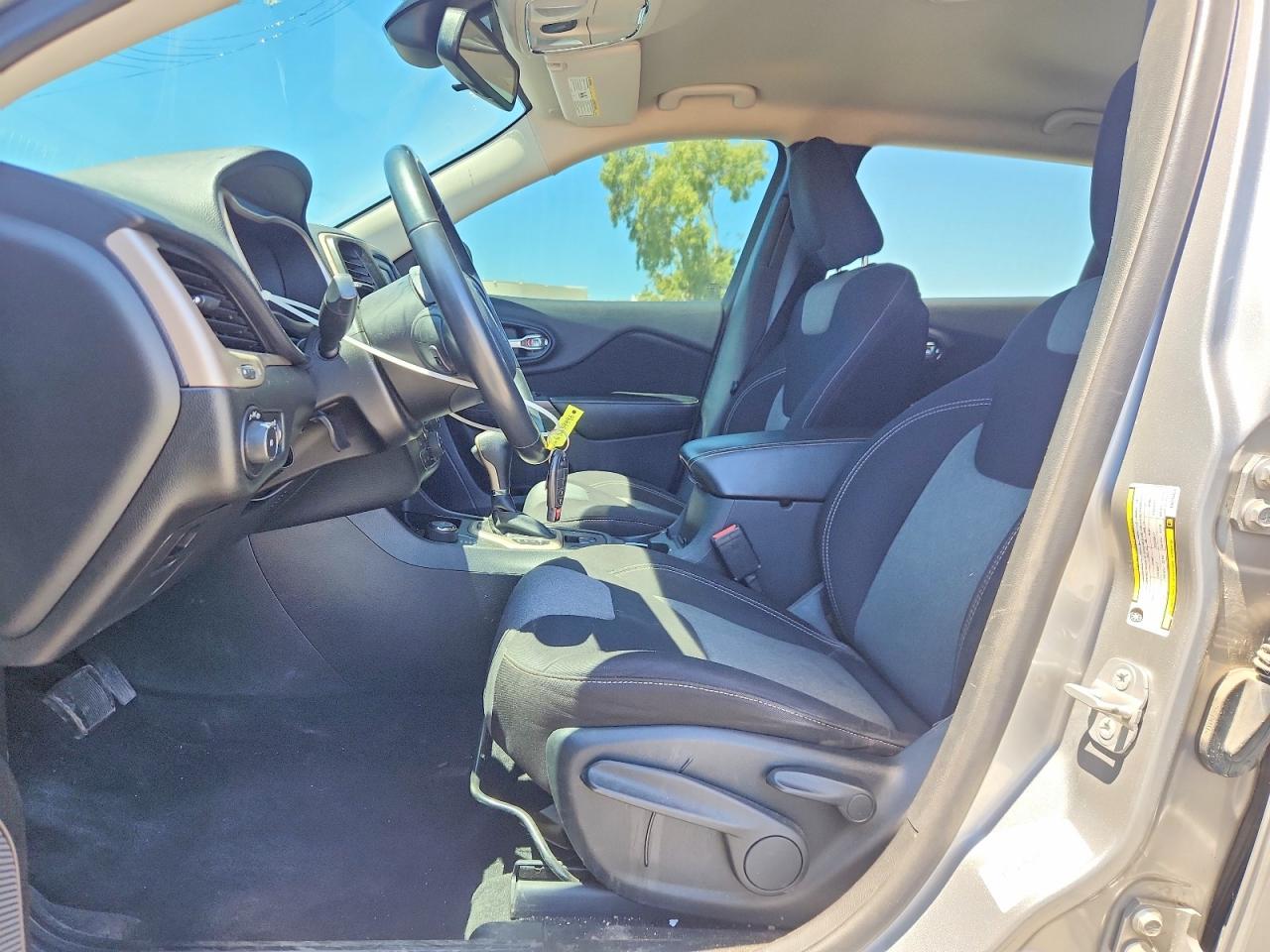 2014 Jeep Cherokee Latitude Silver vin: 1C4PJMCS8EW315424