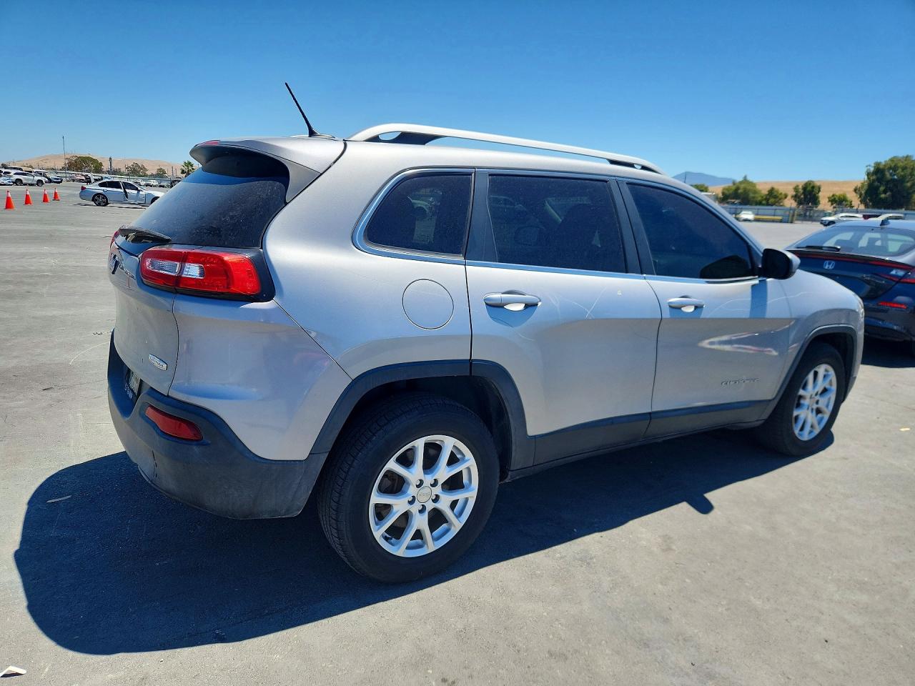 2014 Jeep Cherokee Latitude Silver vin: 1C4PJMCS8EW315424