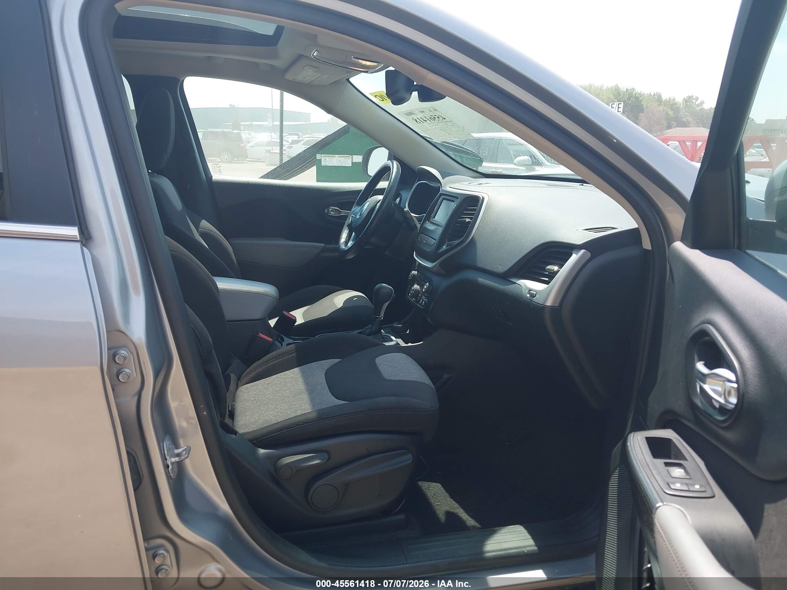 2014 Jeep Cherokee Latitude Silver vin: 1C4PJMCS8EW318291