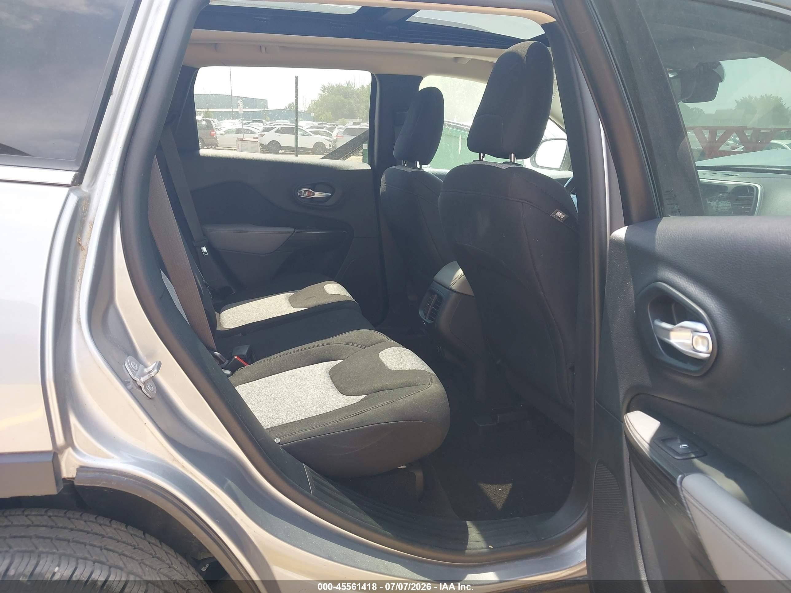 2014 Jeep Cherokee Latitude Silver vin: 1C4PJMCS8EW318291