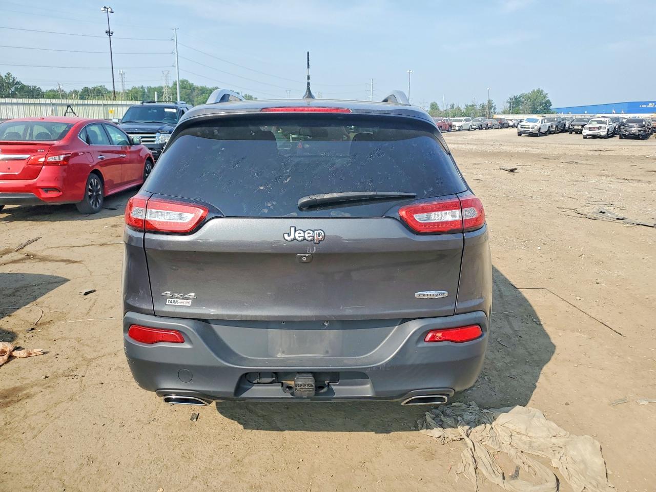 2015 Jeep Cherokee Latitude Gray vin: 1C4PJMCS8FW502700