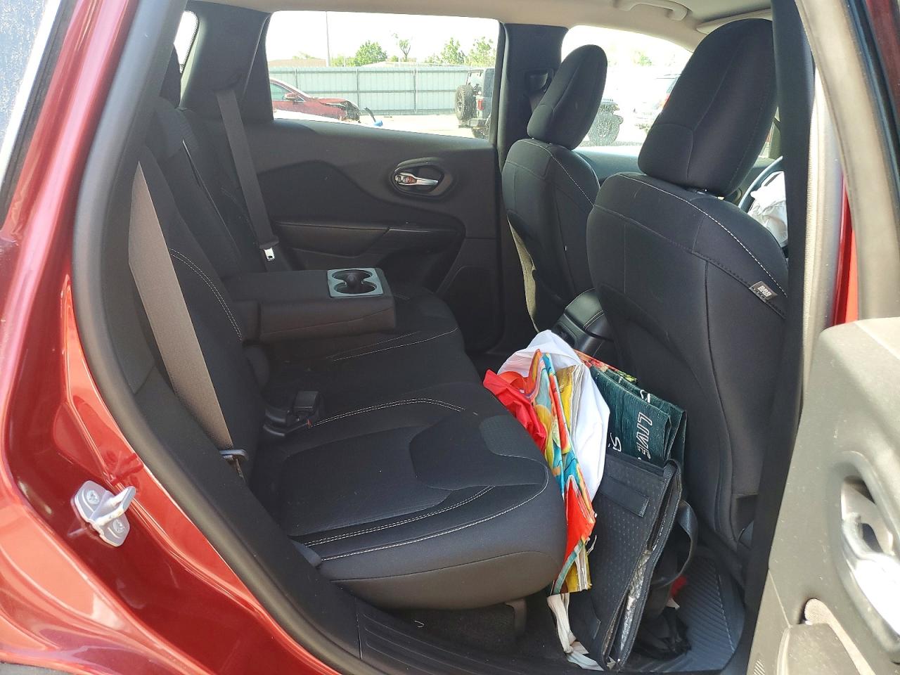 2015 Jeep Cherokee Latitude Red vin: 1C4PJMCS8FW544672