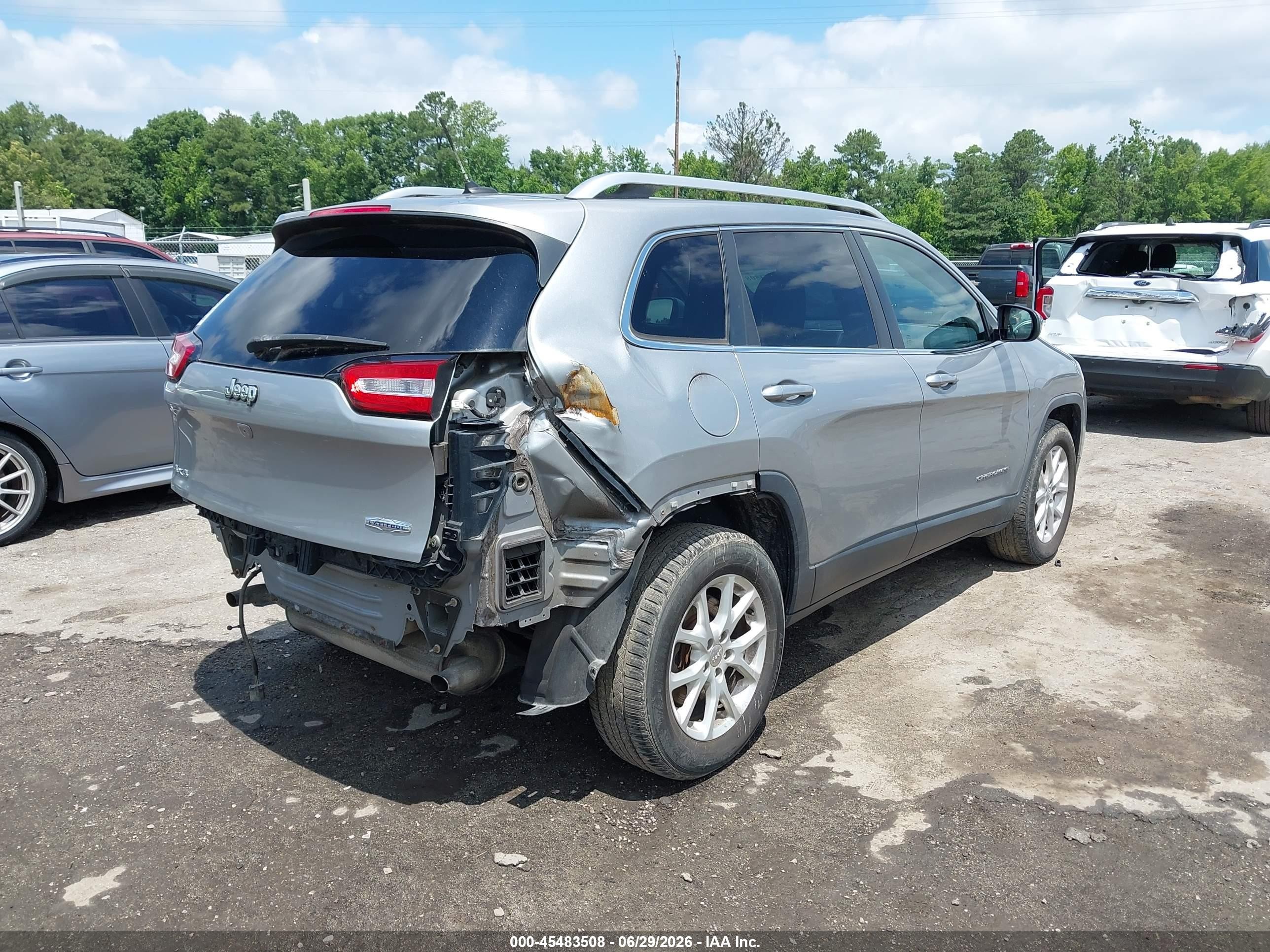 2015 Jeep Cherokee Latitude Silver vin: 1C4PJMCS8FW552240