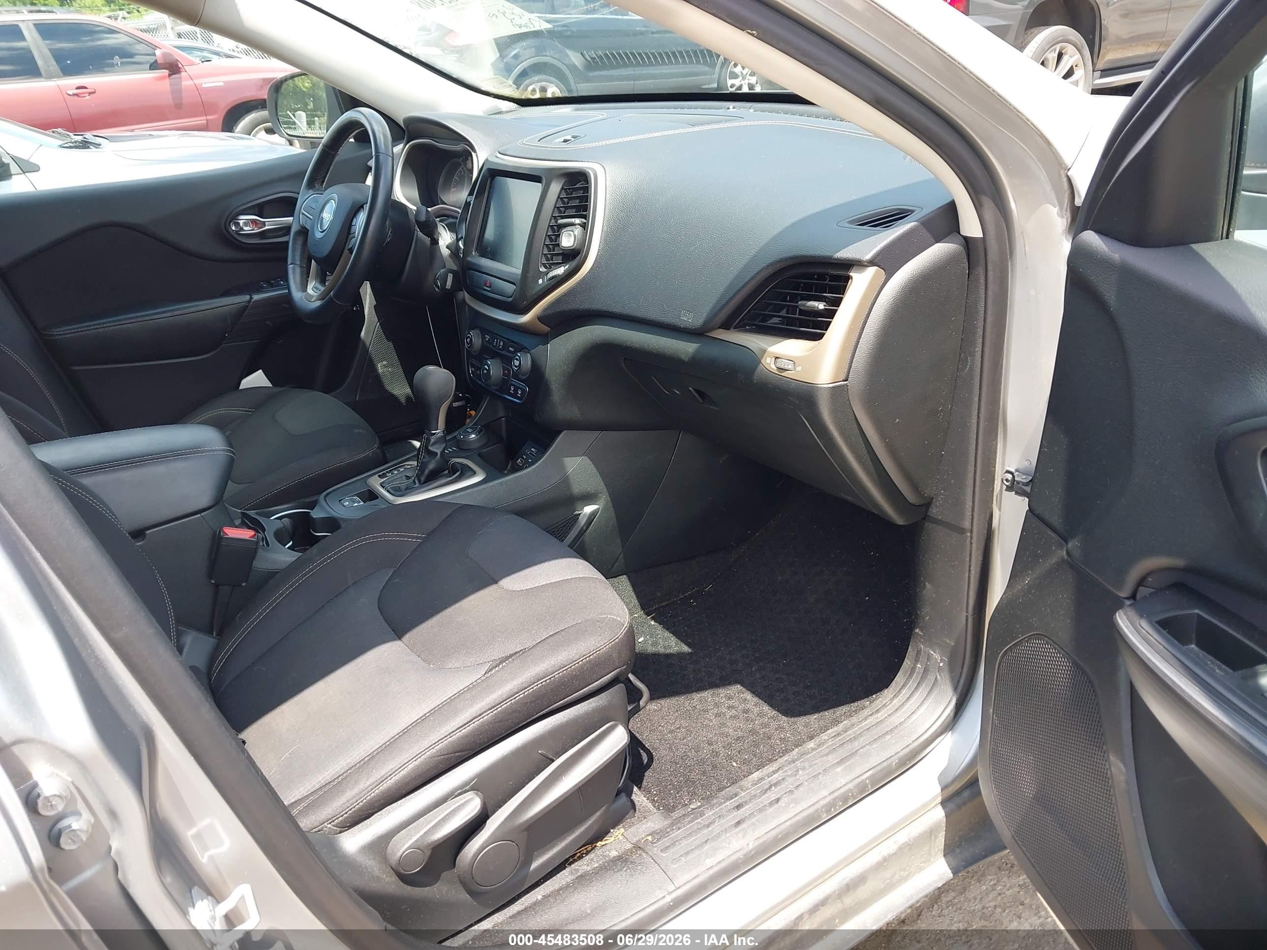 2015 Jeep Cherokee Latitude Silver vin: 1C4PJMCS8FW552240