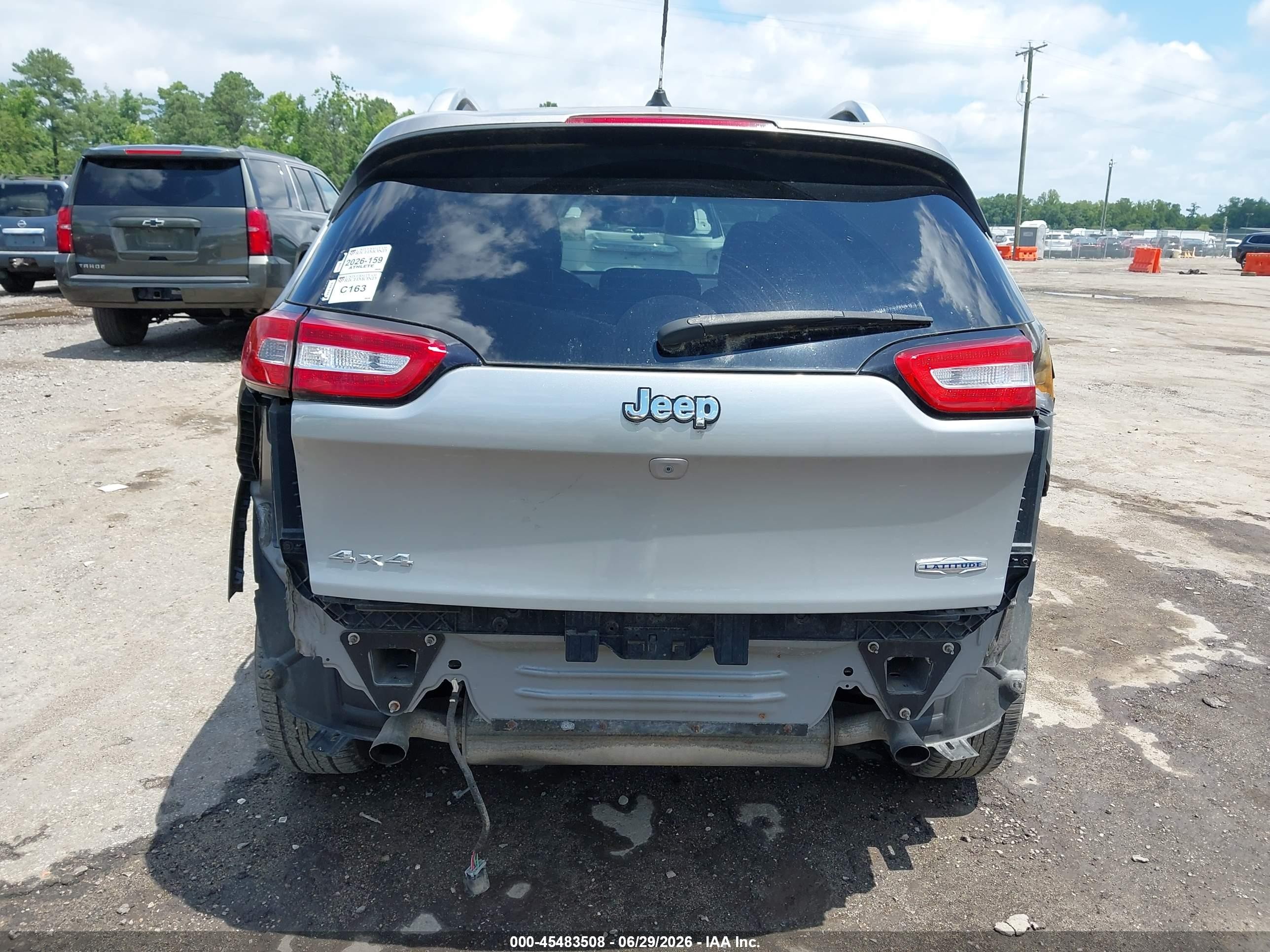 2015 Jeep Cherokee Latitude Silver vin: 1C4PJMCS8FW552240