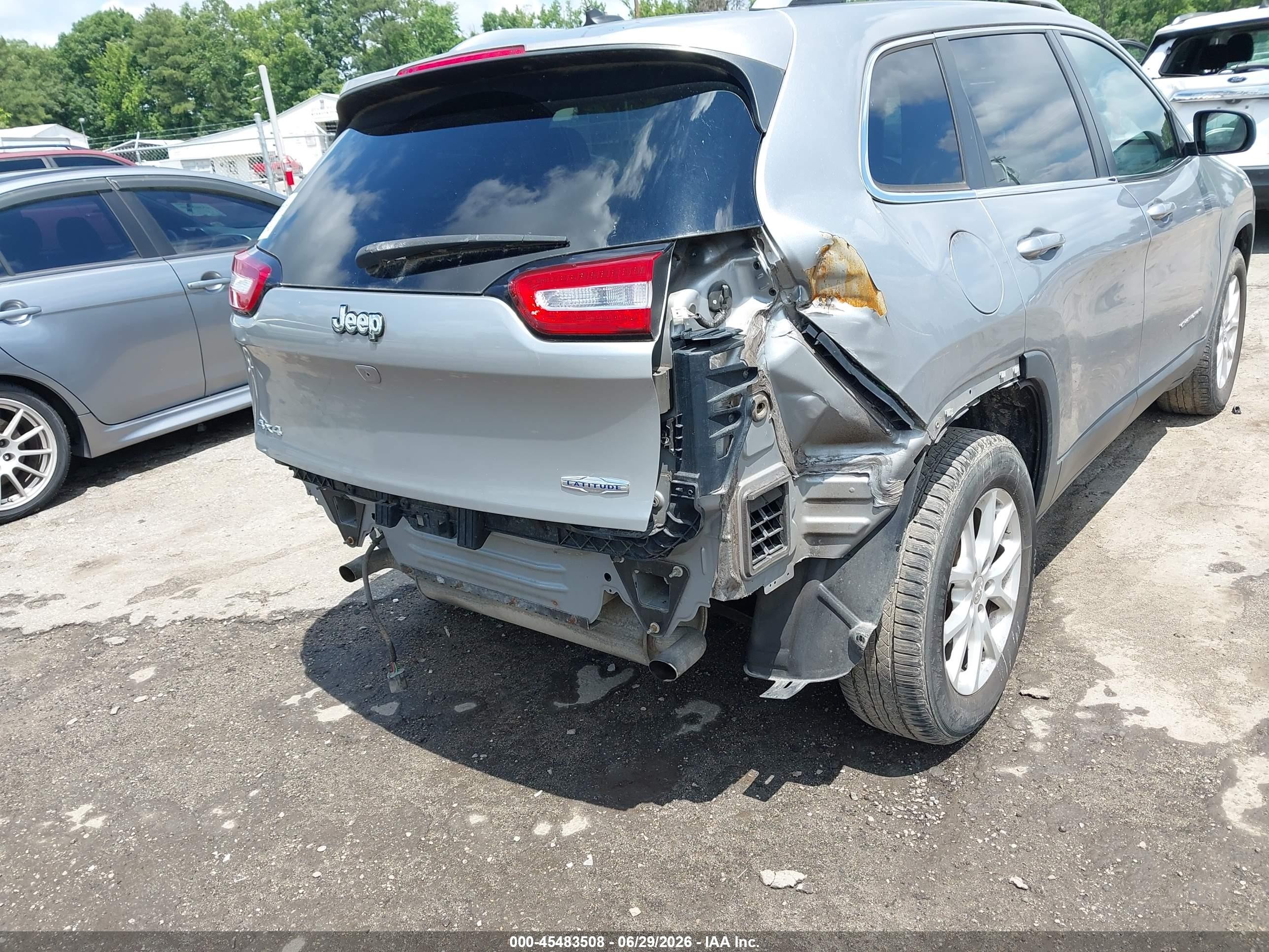 2015 Jeep Cherokee Latitude Silver vin: 1C4PJMCS8FW552240