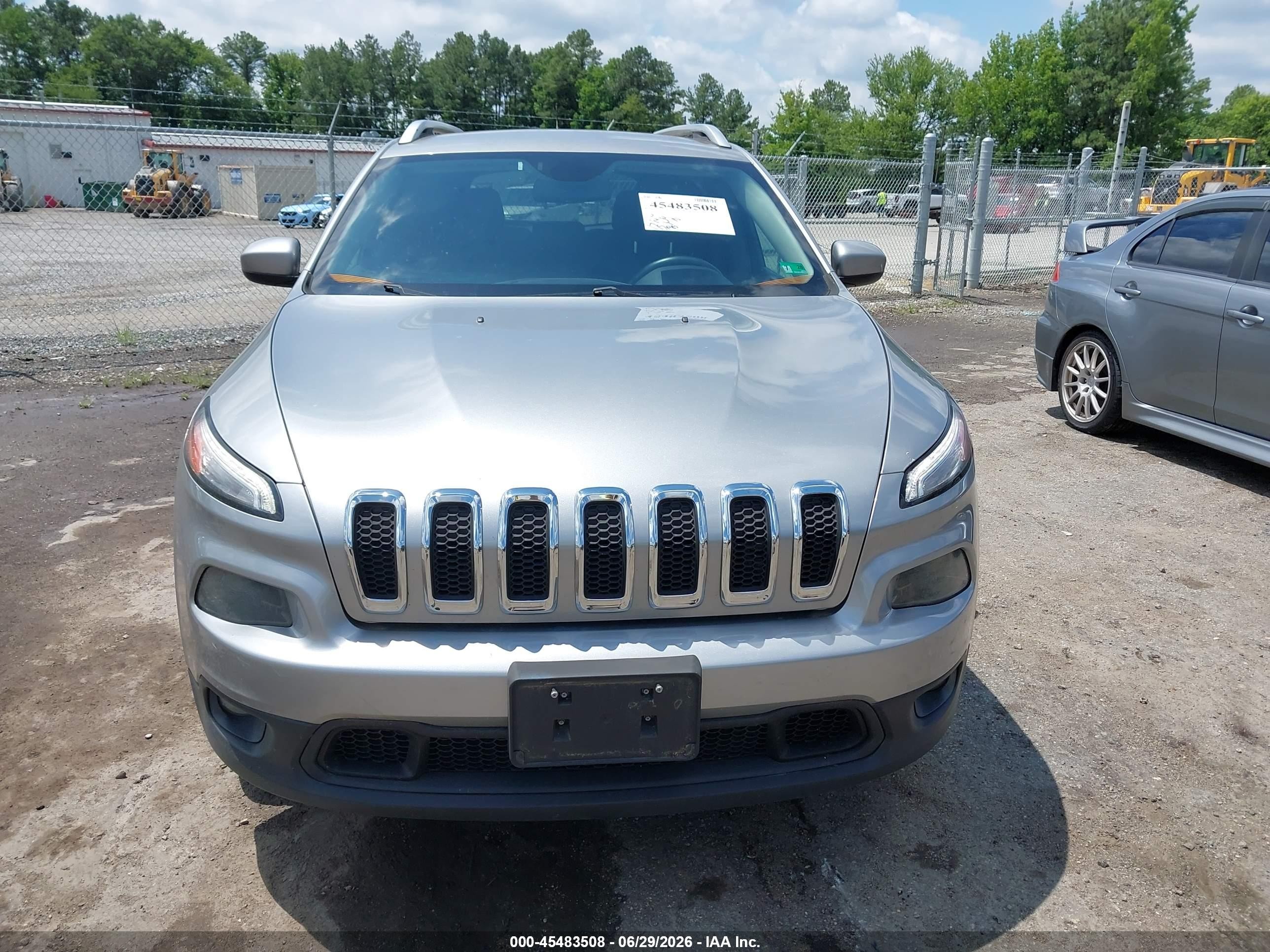 2015 Jeep Cherokee Latitude Silver vin: 1C4PJMCS8FW552240