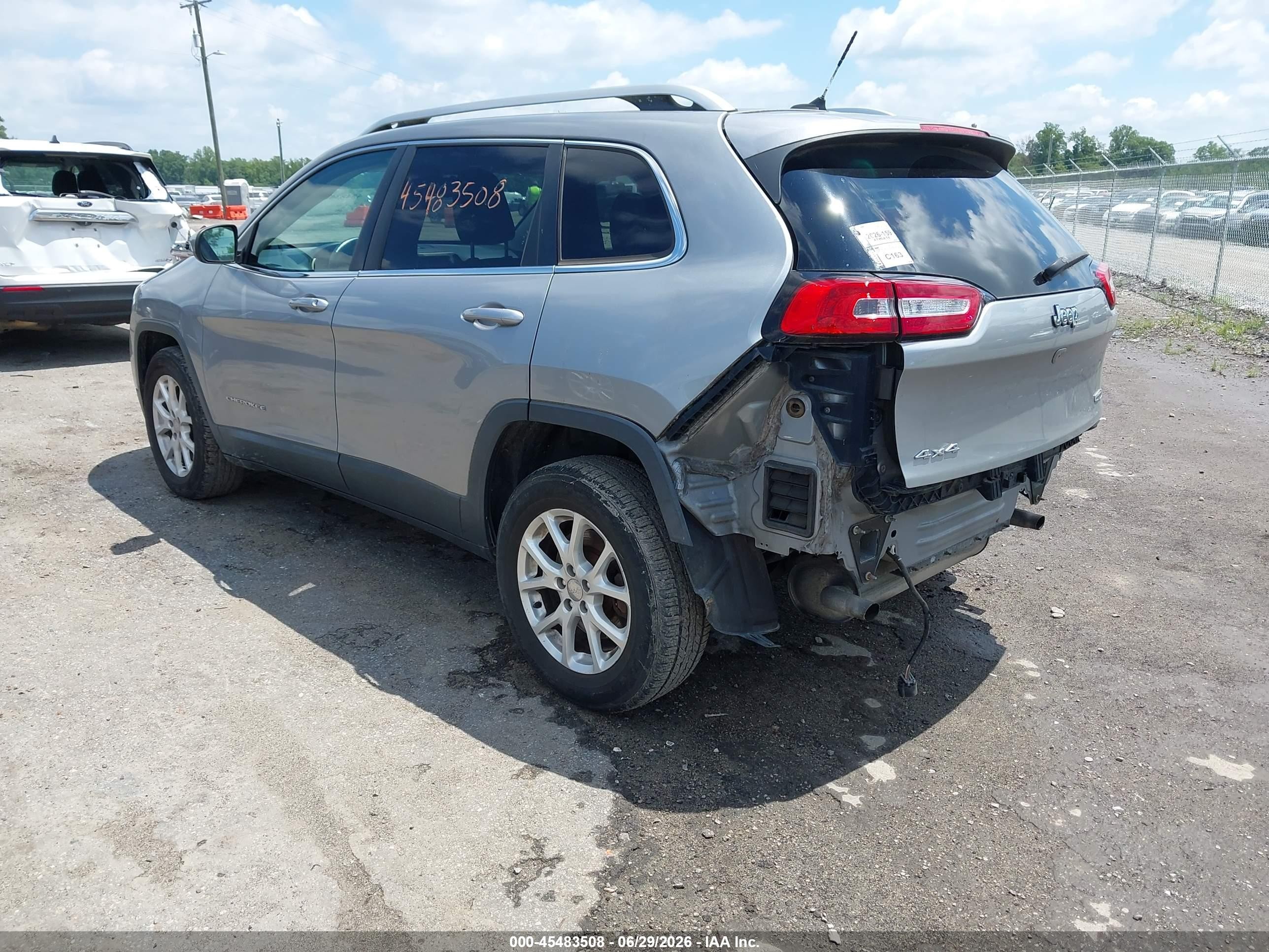 2015 Jeep Cherokee Latitude Silver vin: 1C4PJMCS8FW552240