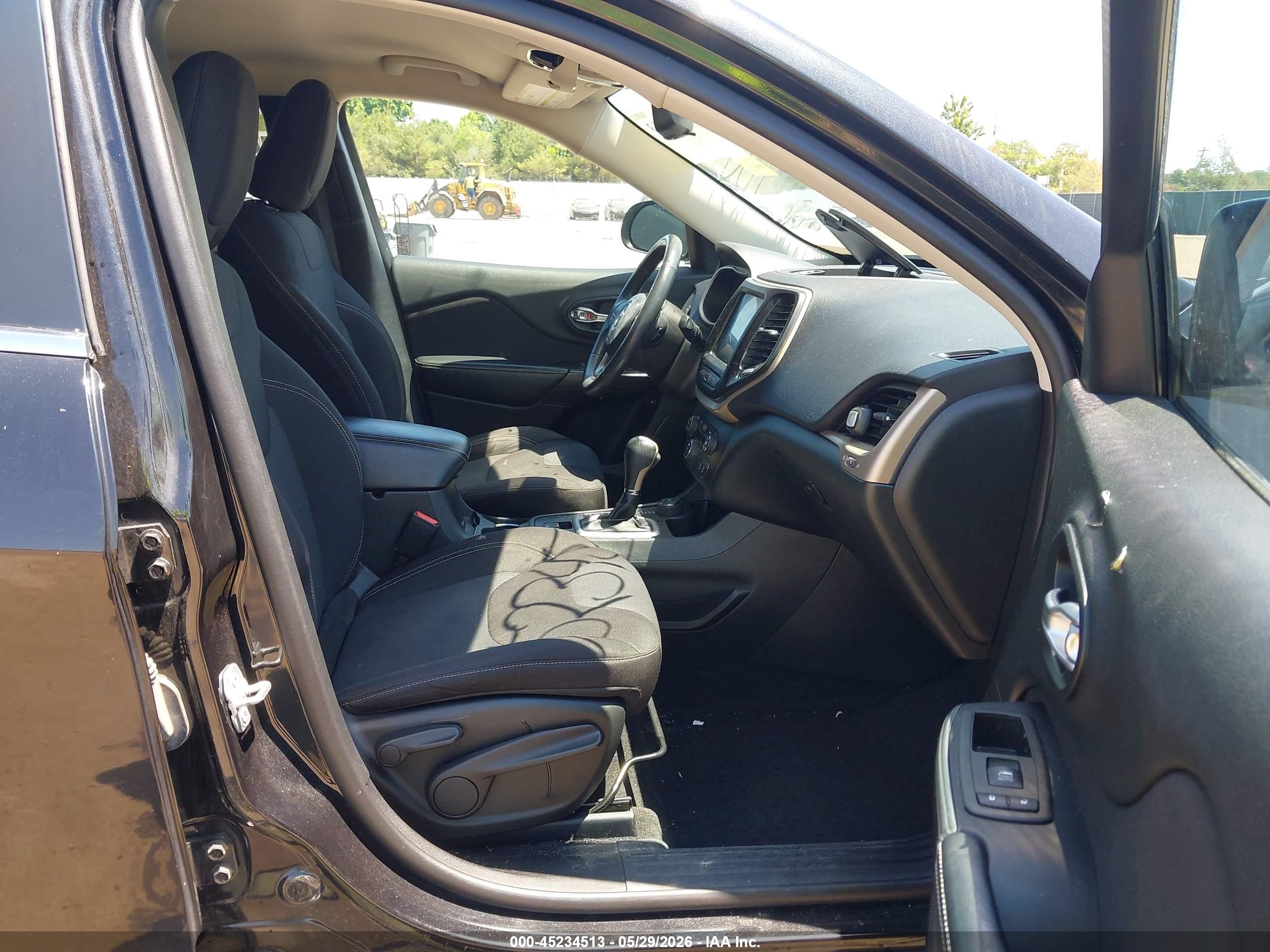 2015 Jeep Cherokee Latitude Black vin: 1C4PJMCS8FW564842
