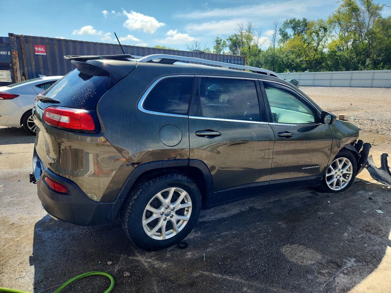 2015 Jeep Cherokee Latitude Green vin: 1C4PJMCS8FW577221