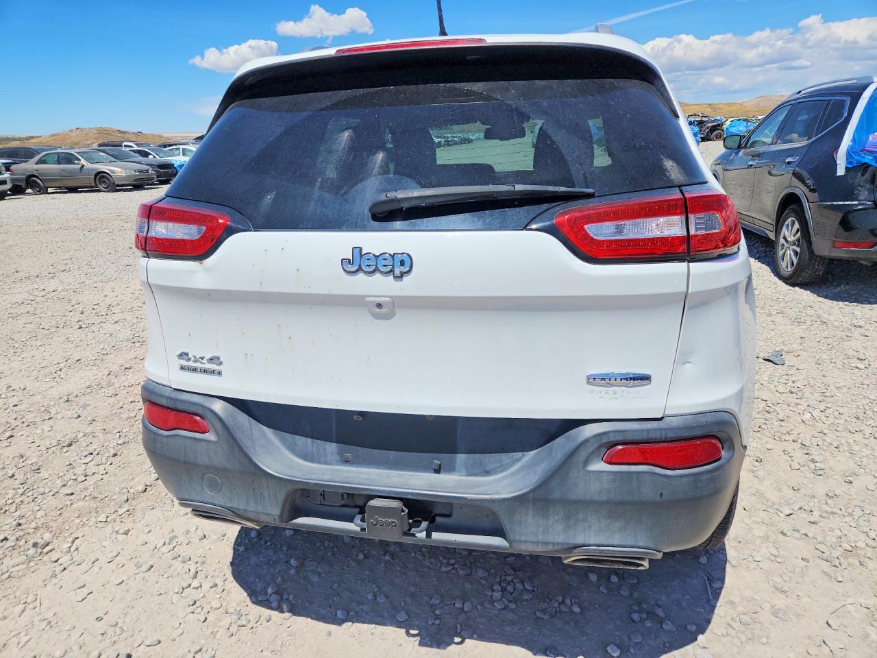 2015 Jeep Cherokee Latitude White vin: 1C4PJMCS8FW606698
