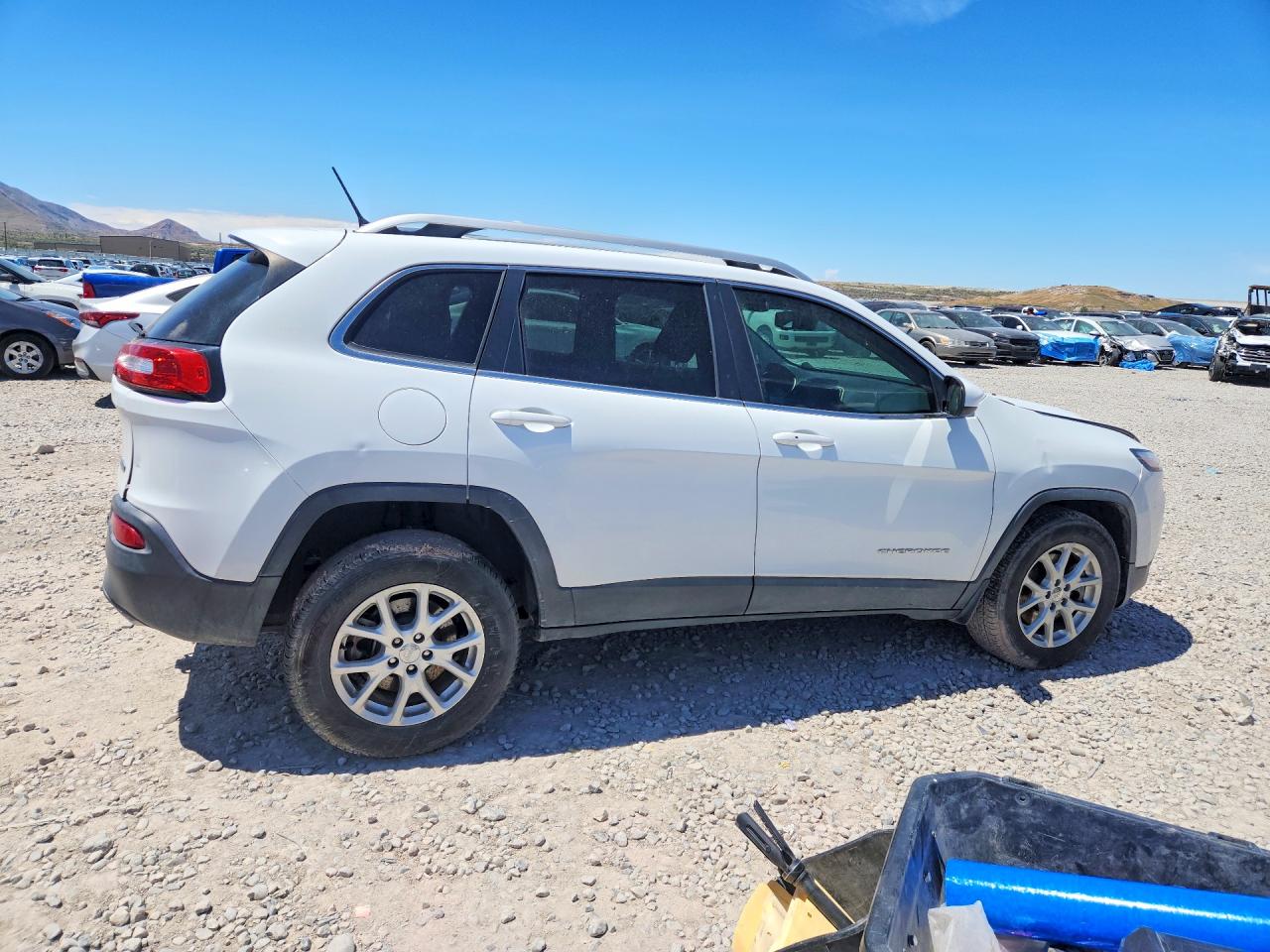 2015 Jeep Cherokee Latitude White vin: 1C4PJMCS8FW606698